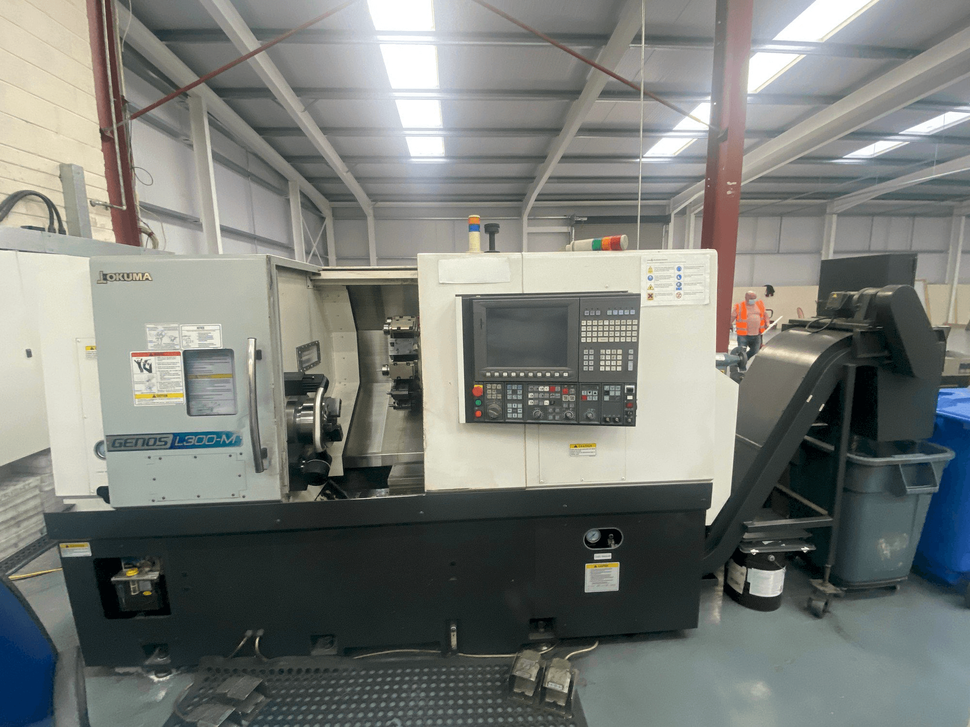 Masina Okuma Genos L300MW eestvaade
