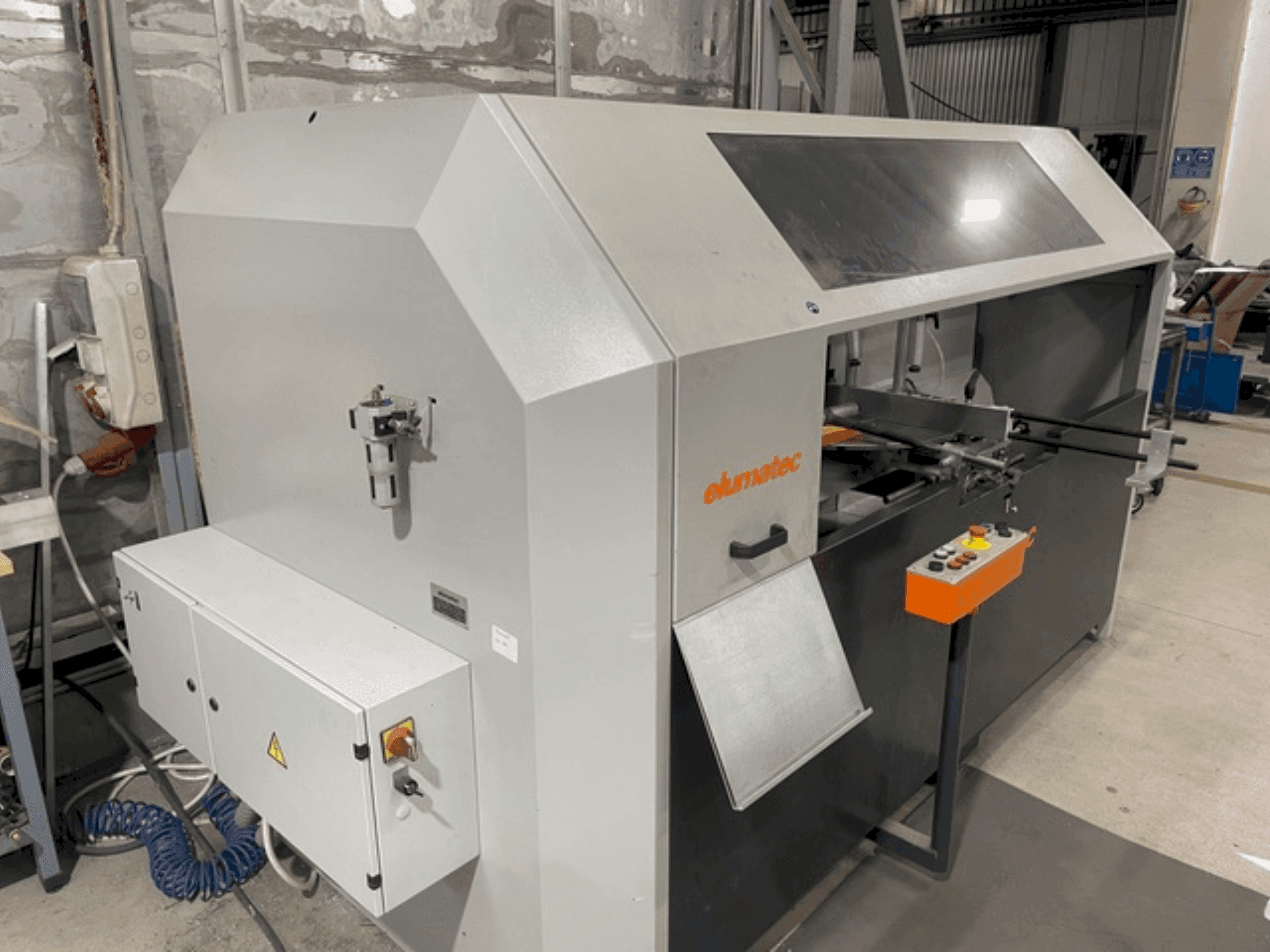 Masina Elumatec AKS134/64 eestvaade