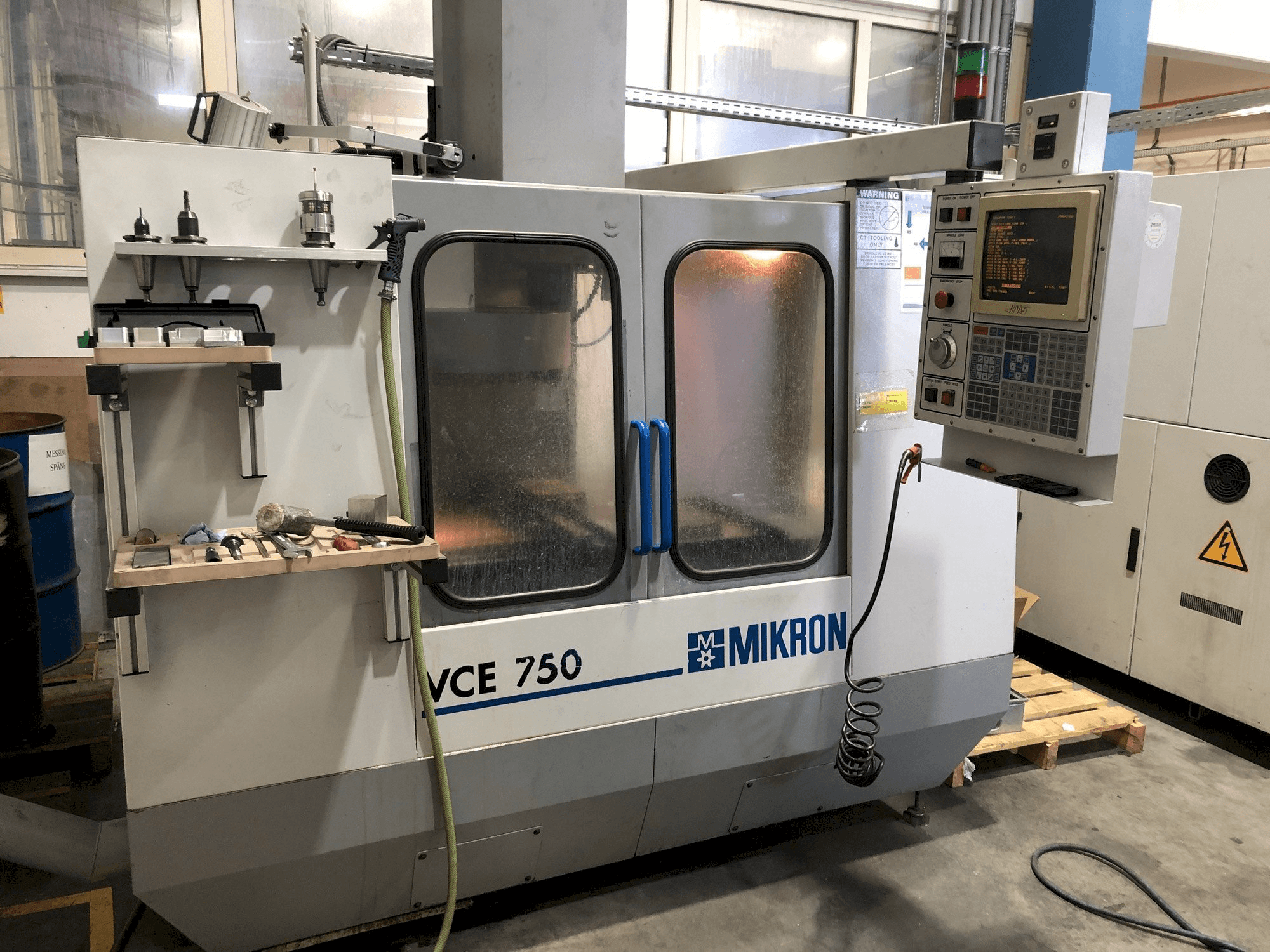 Masina MIKRON VCE 750 eestvaade