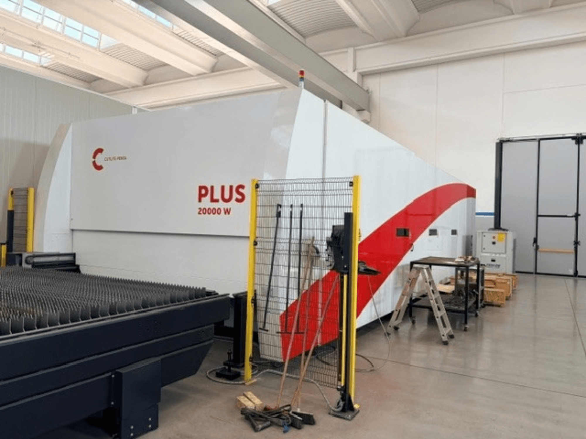 CUTLITE PENTA PLUS LM 9030 kiudlaserlõikepink, külgvaade, millel on näha 20 000 W võimsus, koos kaitsepiirde ja töötsooniga.