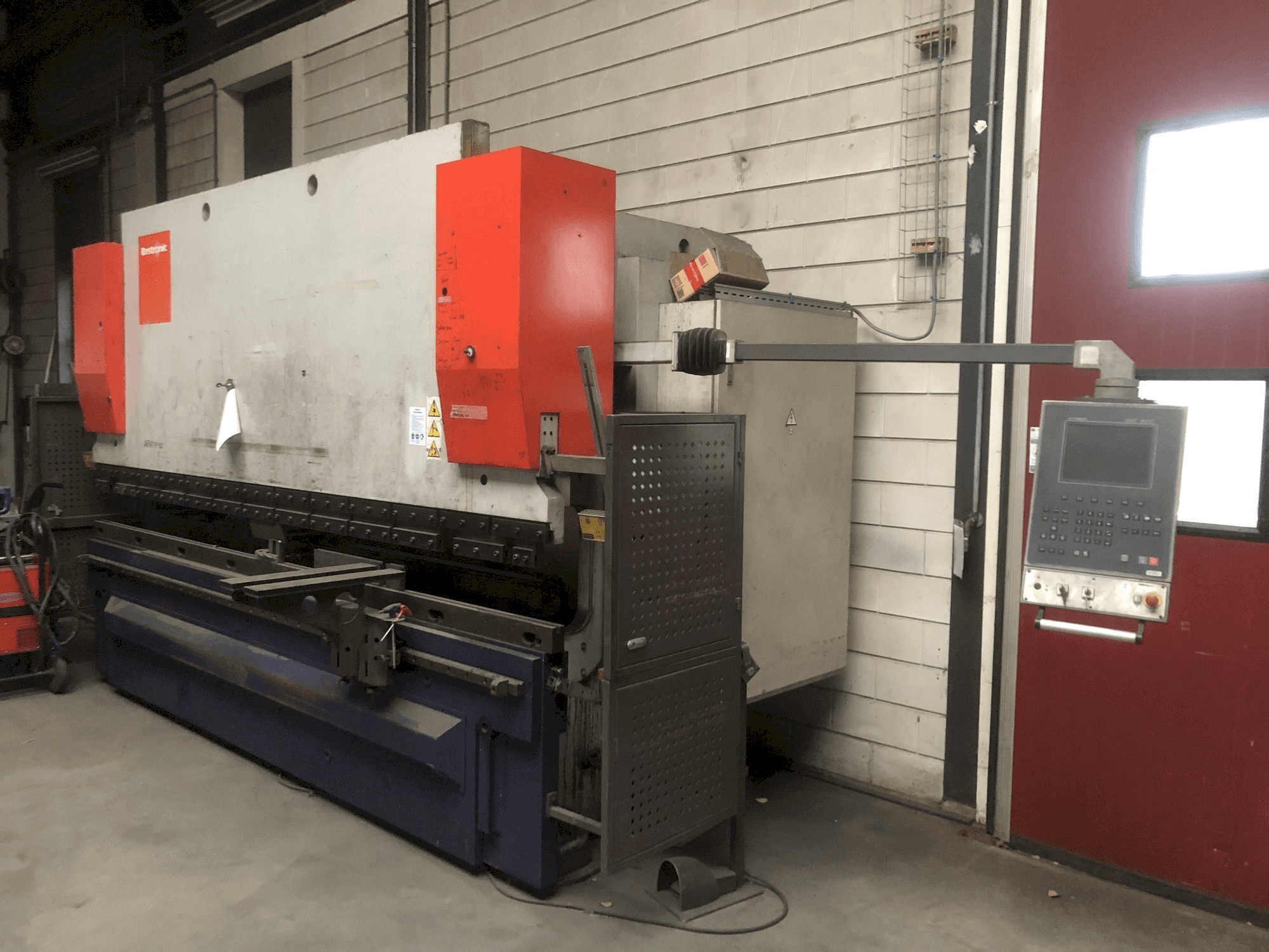 Masina Bystronic EP40-160 parema külje vaade