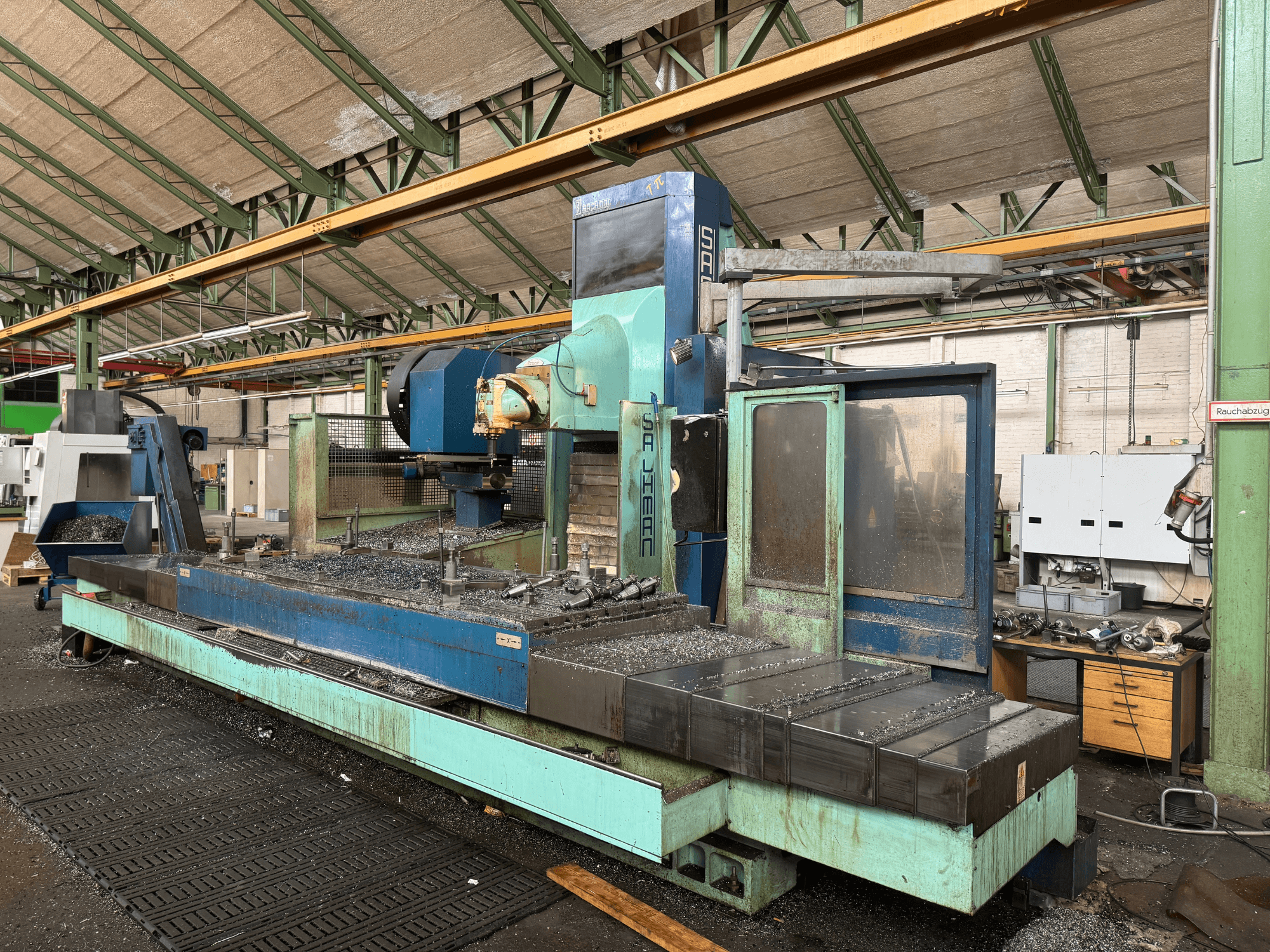 Salvador freespink tehase seadistuses, esiplaanil, sinise ja rohelise värvilahendusega, näidates metallilaaste voodil.