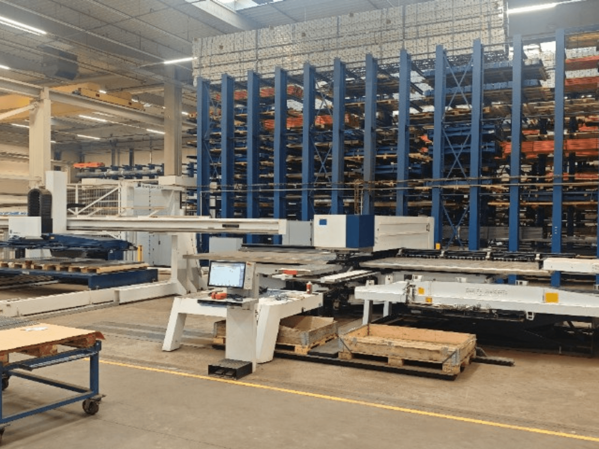 Töökojas asuv CNC-stantsimismasin TRUMPF TruPunch 5000 S12, vaade eestpoolt koos juhtpaneeli ja ladustamisalaga.