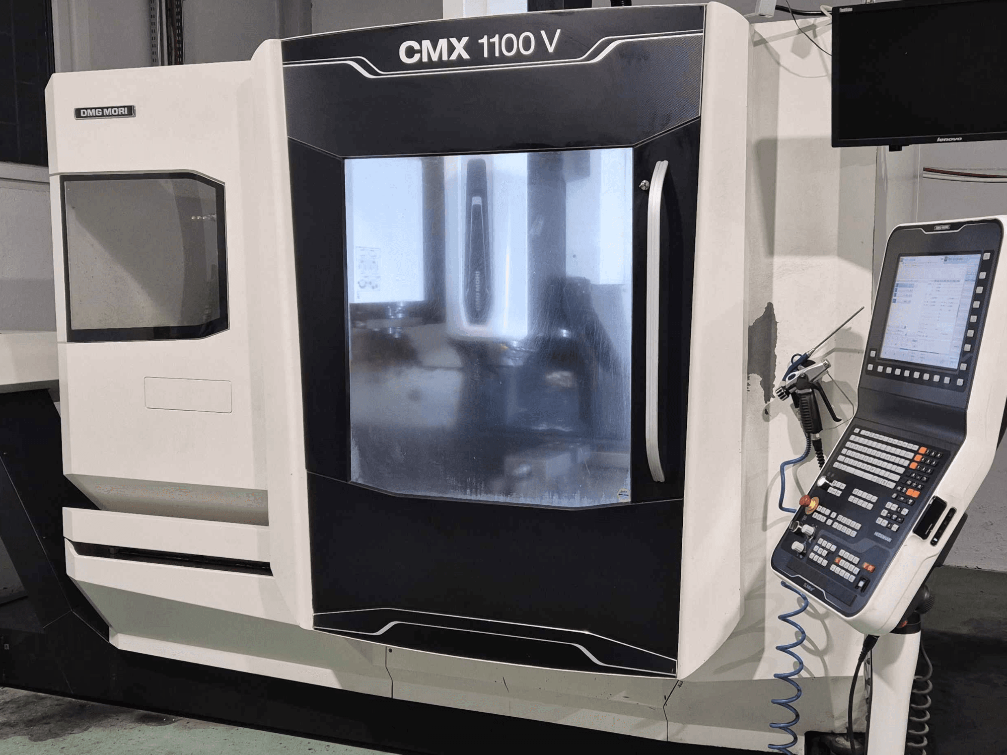 DMG Mori CMX 1100 V, CNC-pingi esivaade, kus on näha juhtpaneel, digitaalne ekraan ja jahutusvedeliku seadistus.
