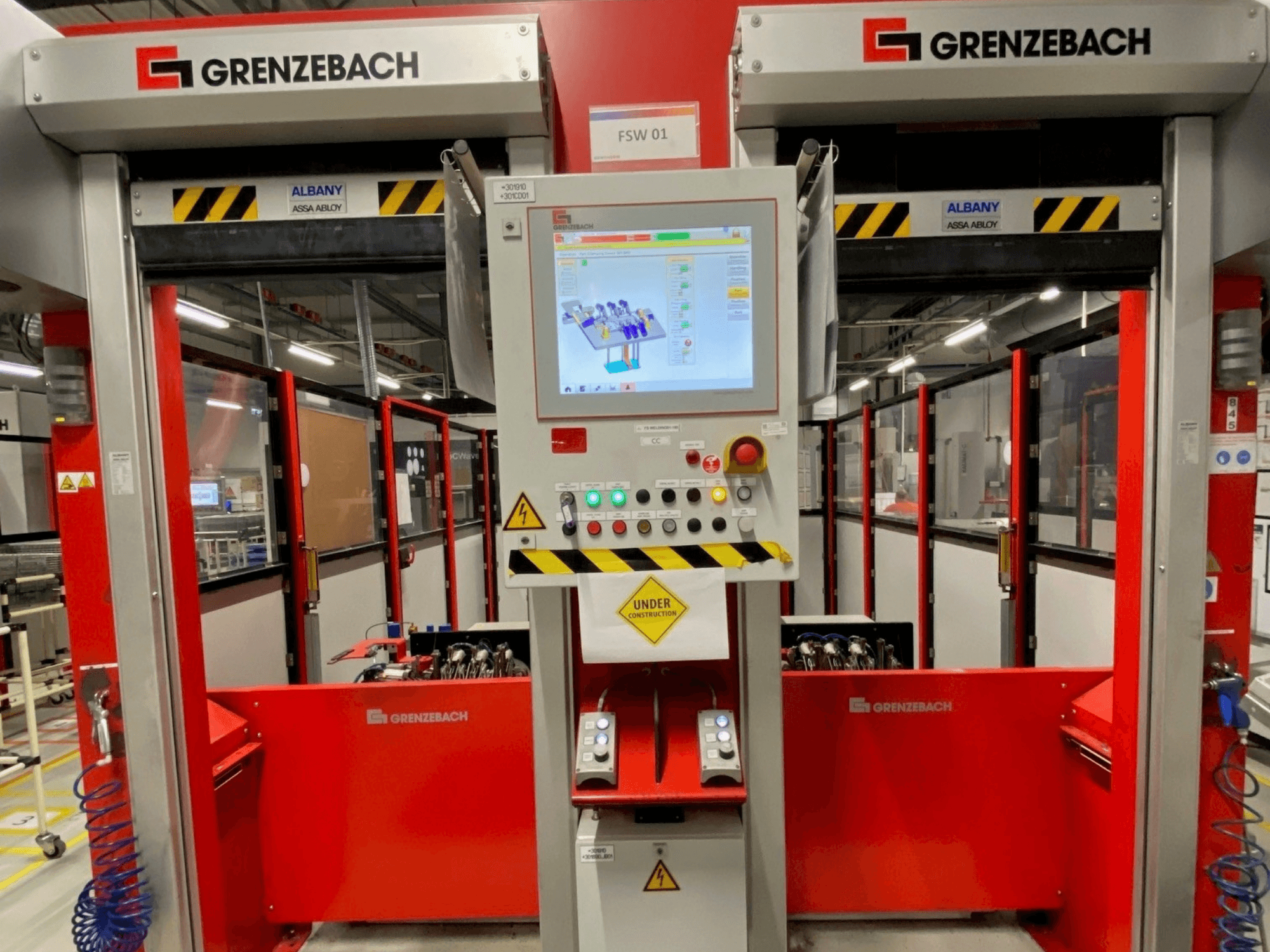 GRENZEBACH FSW GenRob 01 robotkäe vaade eest, millel on puutetundliku ekraaniga juhtpaneel ja mitmesugused juhtnupud.