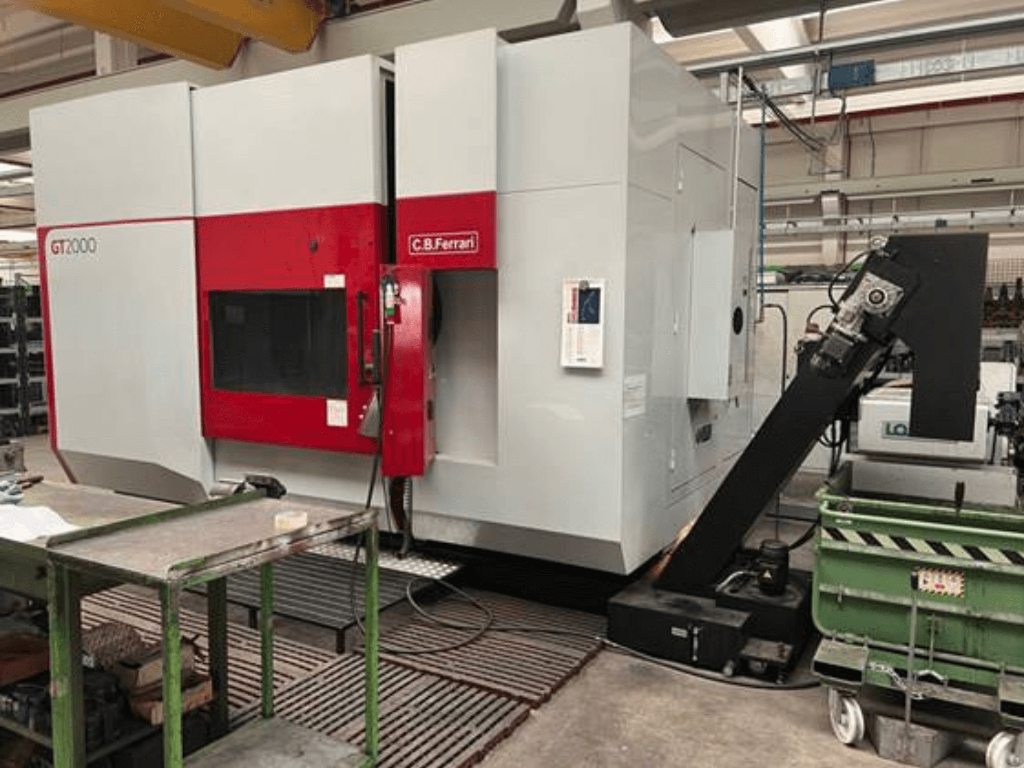 C.B. Ferrari GT2000 freespink eesvaates, millel on robotkäsi ja tööstuslik tööruum koos rohelise käruga.