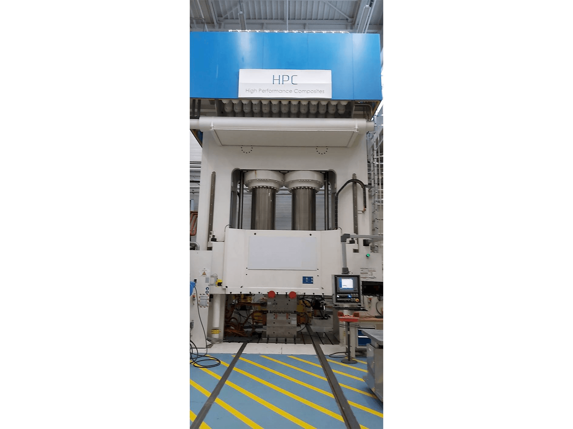 Masina Dieffenbacher 2500 Ton eestvaade