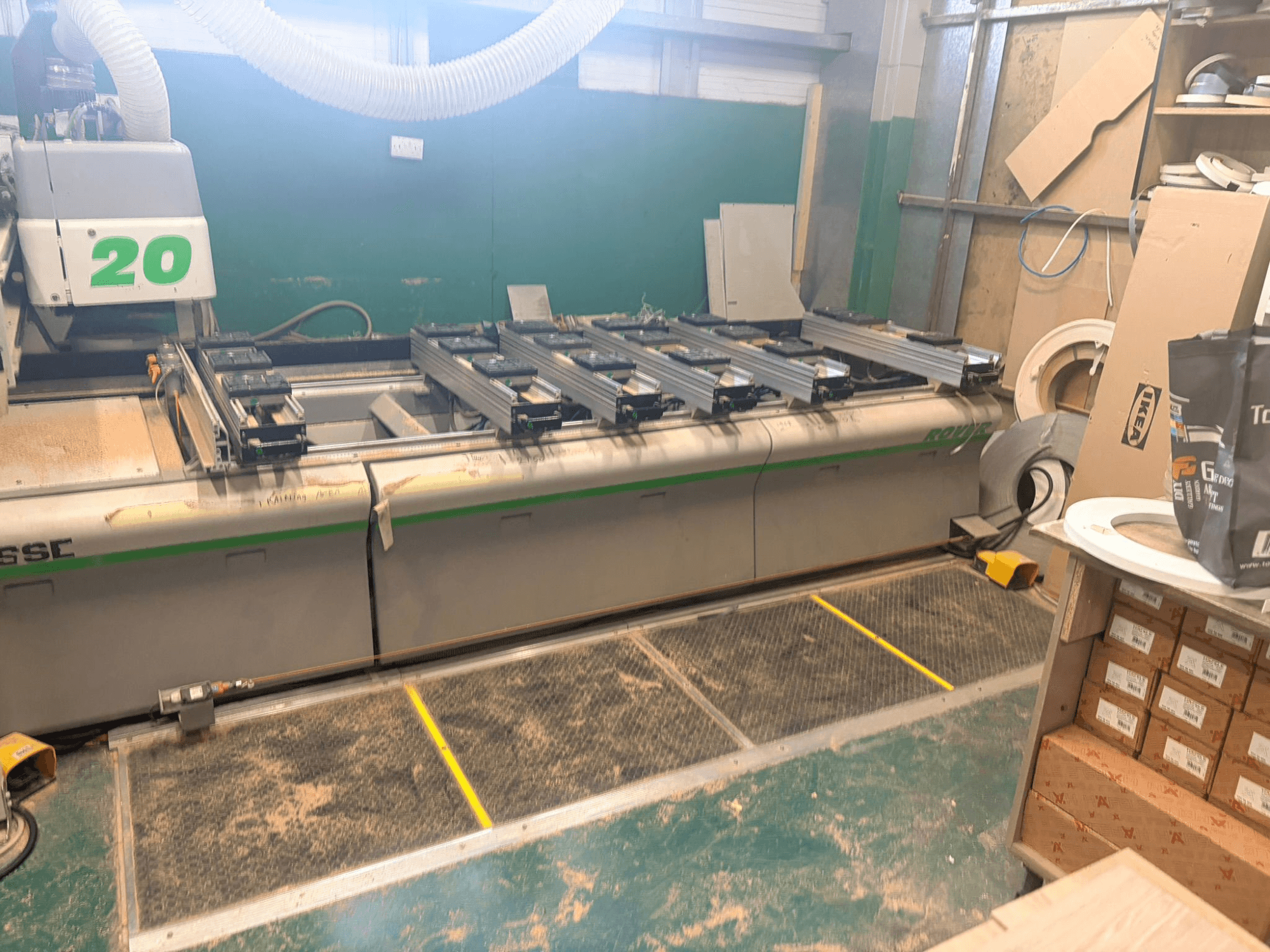 CNC-puidutöötluskeskus BIESSE ROVER 20, esiplaanil, rööbastee, juhtimisseadmete ja saepuru nähtavalt.