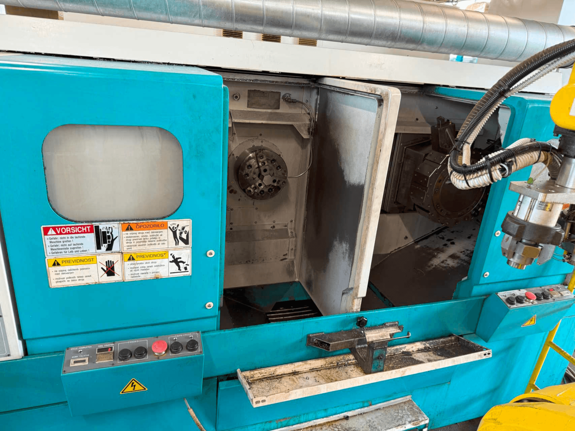 DOOSAN H310T horisontaalne treipink, esikülg, kus on näidatud juhtpaneel ja spindli ala koos ohutushoiatustega.