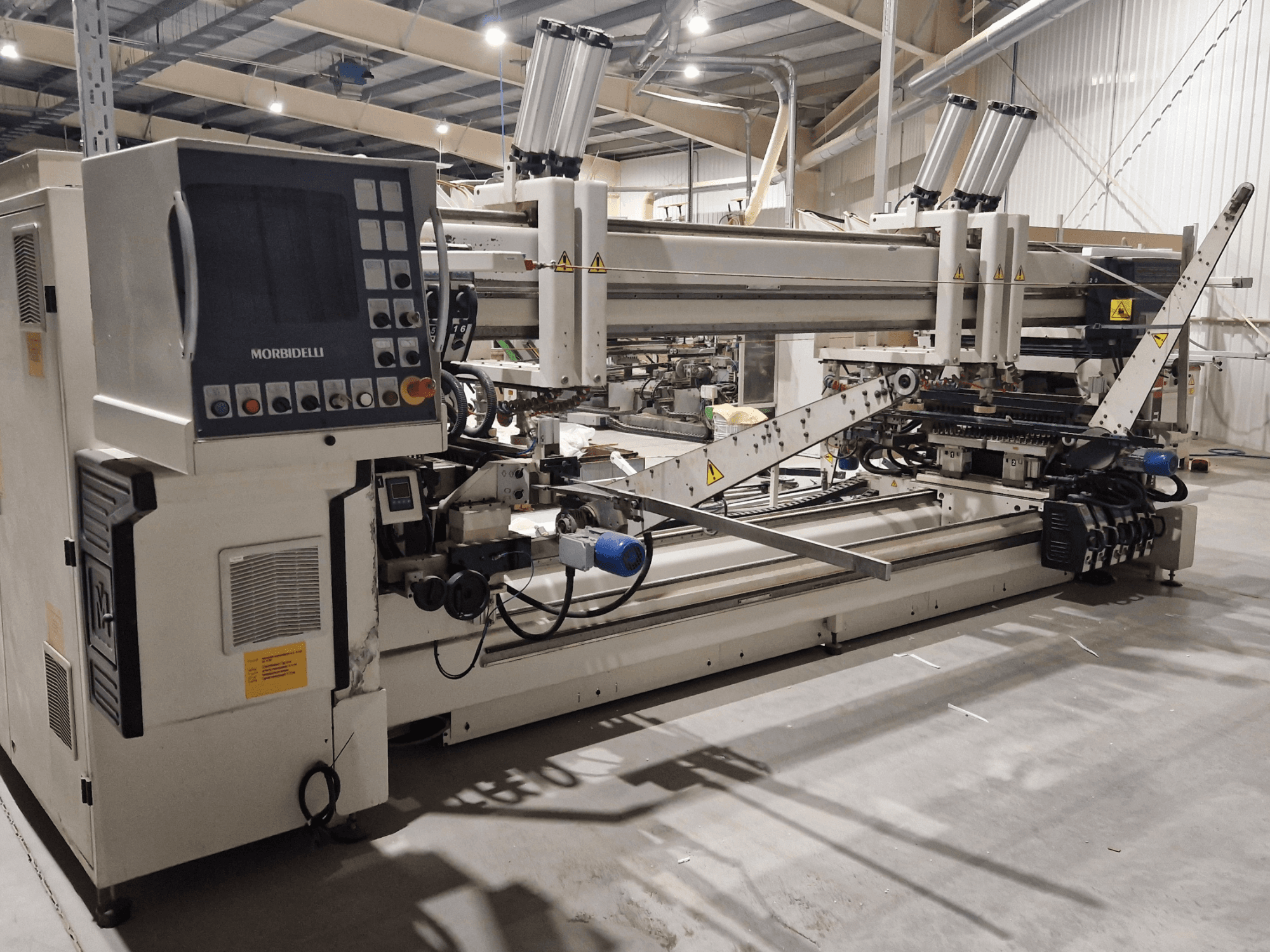 Mitmespindliline puurpingi SCM Morbidelli Zenith F2, külgvaates on näha juhtpaneel ja mehaanilised komponendid töökojas.