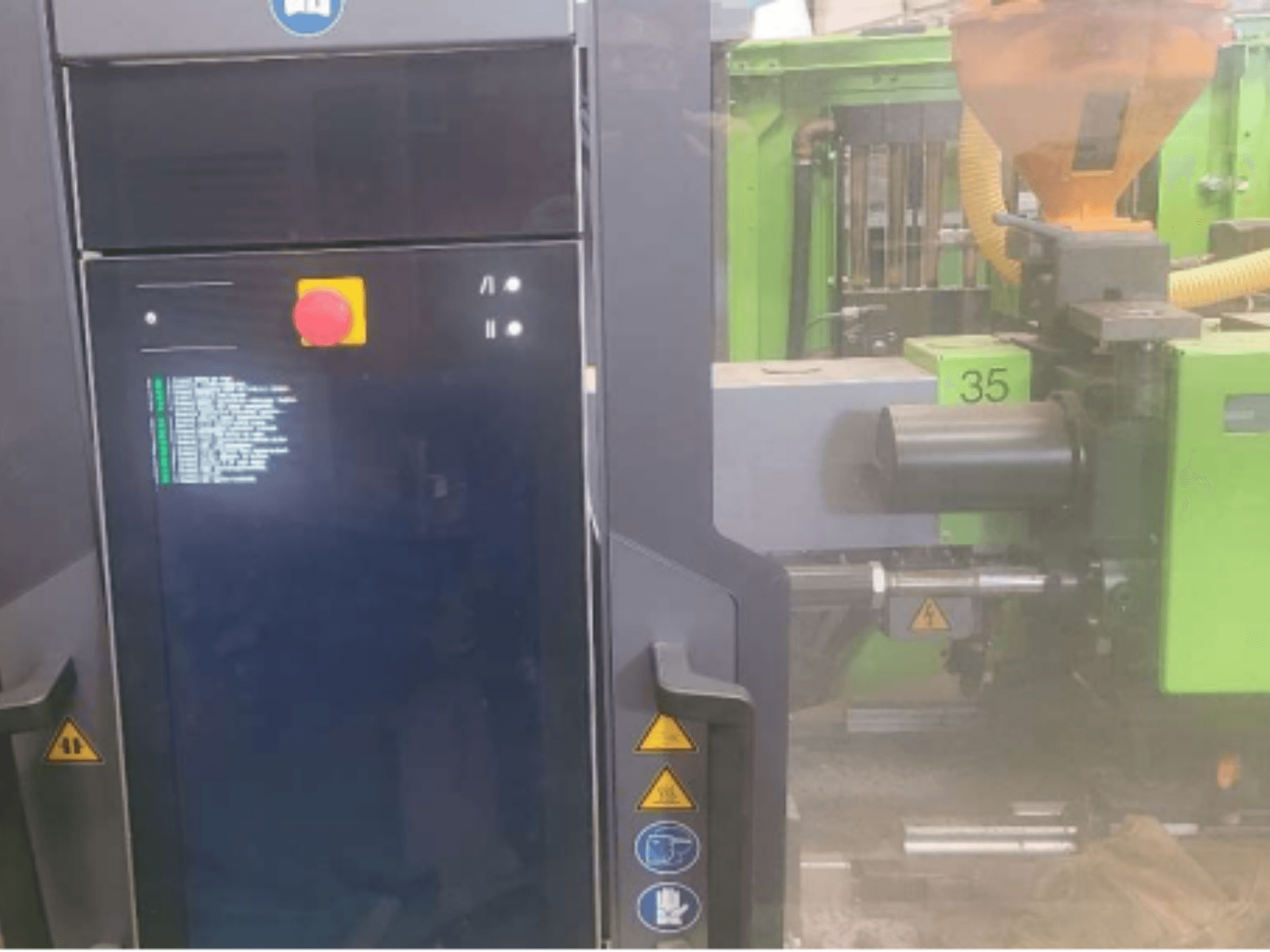 Engel Victory 320/80 spex hüdrauliline survevalu masin, esiplaanil on juhtpaneel ja roheline sissepritseüksus.