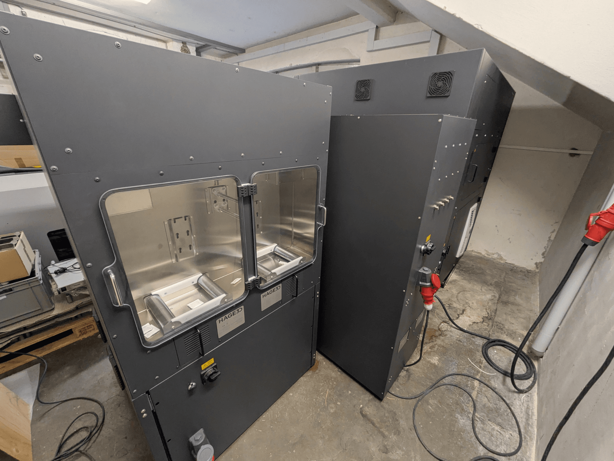 HAGE 3D Mex-One-A plastist 3D-printer, külgvaade, millel on näha kaks läbipaistvat ust ja juhtpaneel.