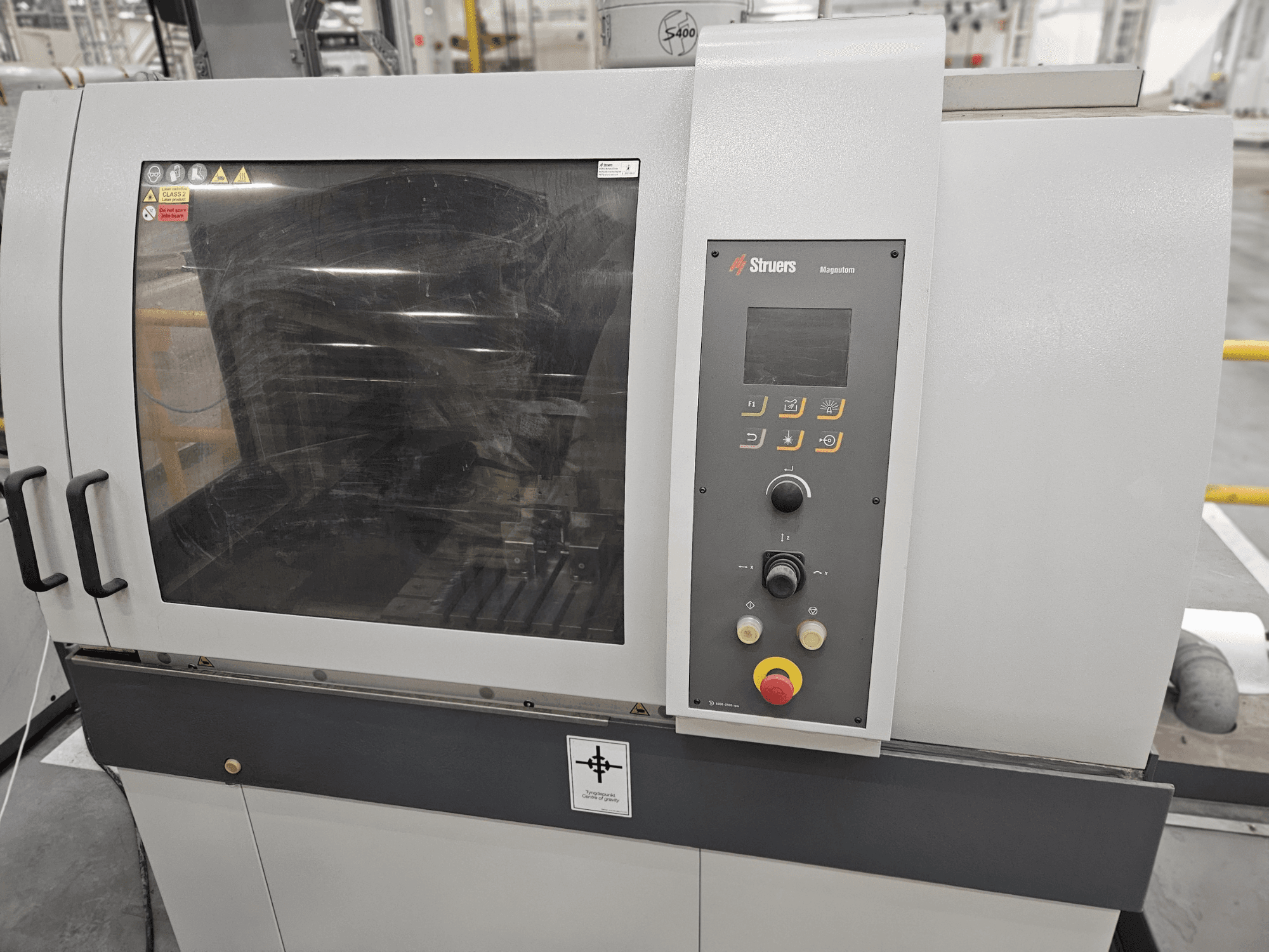 Struers Magpentor masina esikülg koos juhtpaneeli, nuppude ja suure vaateaknaga. Tehnilised sildid nähtavad.
