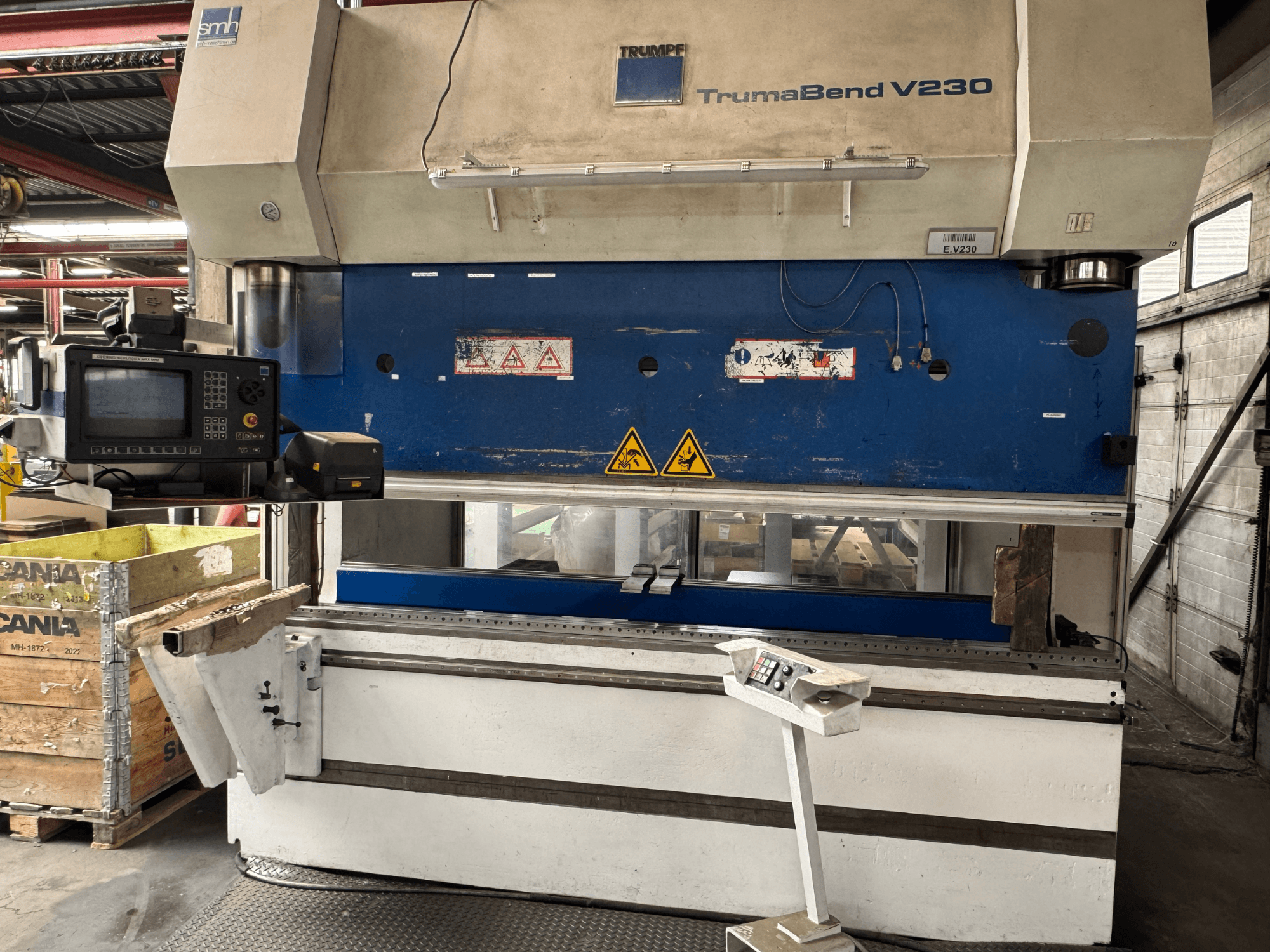 TRUMPF TrumaBend V230 presspink, esivaade, kus on näha juhtpaneel, hoiatussildid ja tooriku tugivarre.