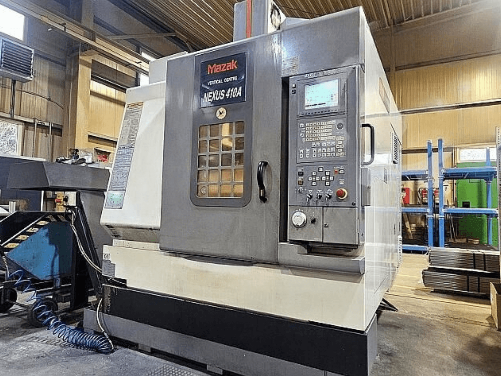 Mazak VCN-410A vertikaalne töötlemiskeskus, külgvaade, millel on näha juhtpaneel, tööriistahoidja ja töökarakteristikud.