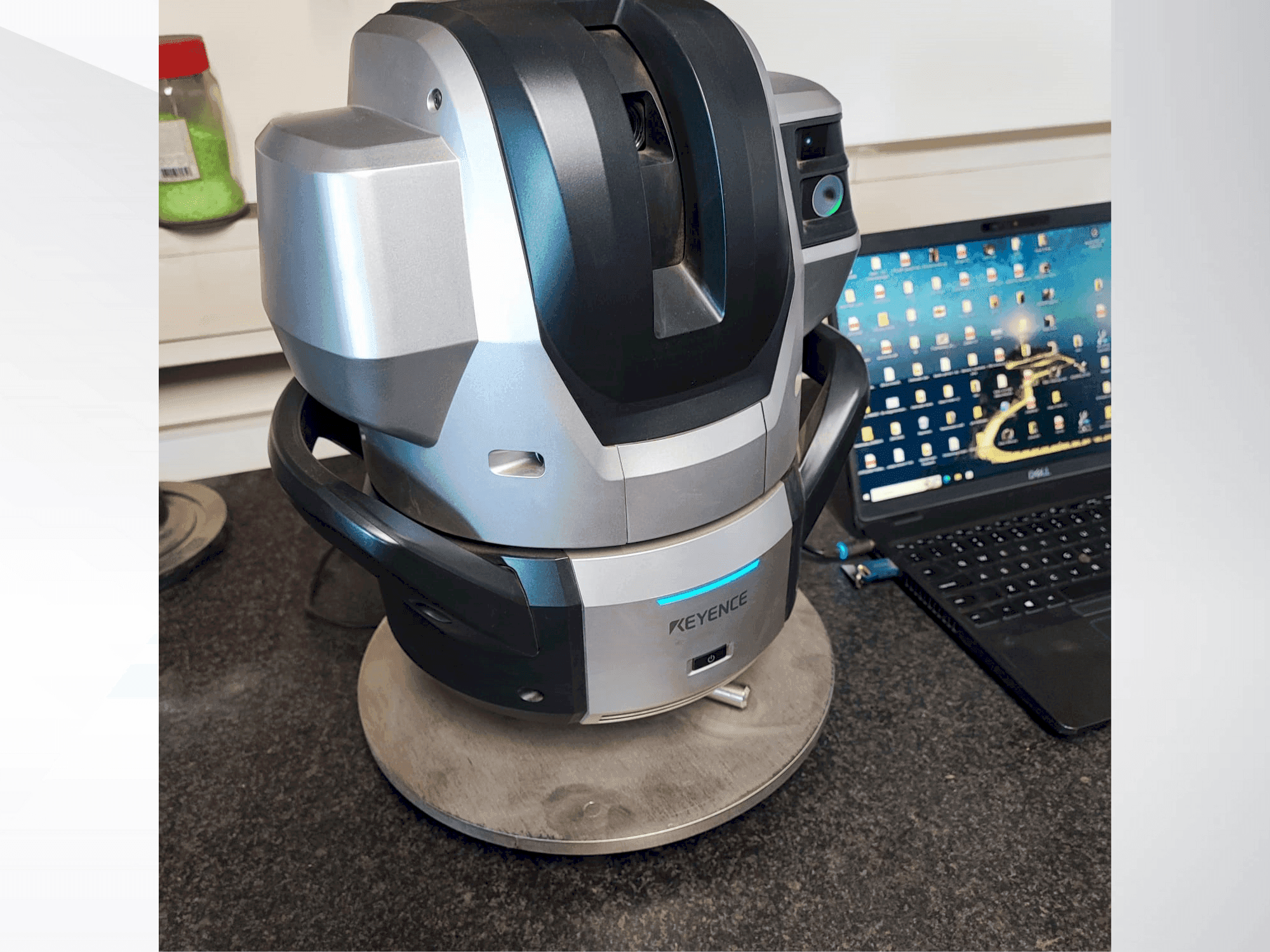 Masina KEYENCE WM 3000 eestvaade