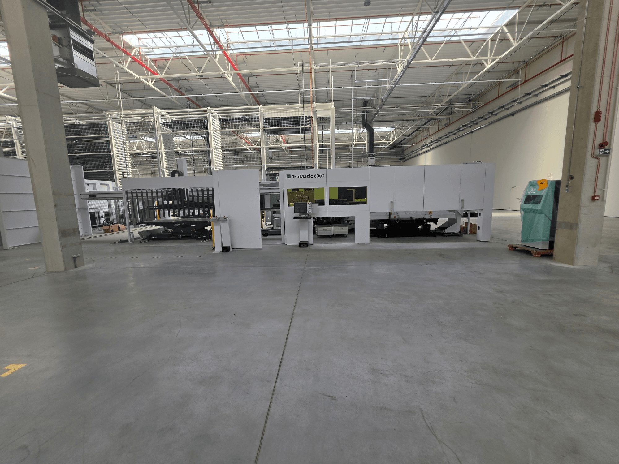TRUMPF TruMatic 6000-1600 kiudoptilise stants-laser-kombimasin avaras laos, vaade eestpoolt.