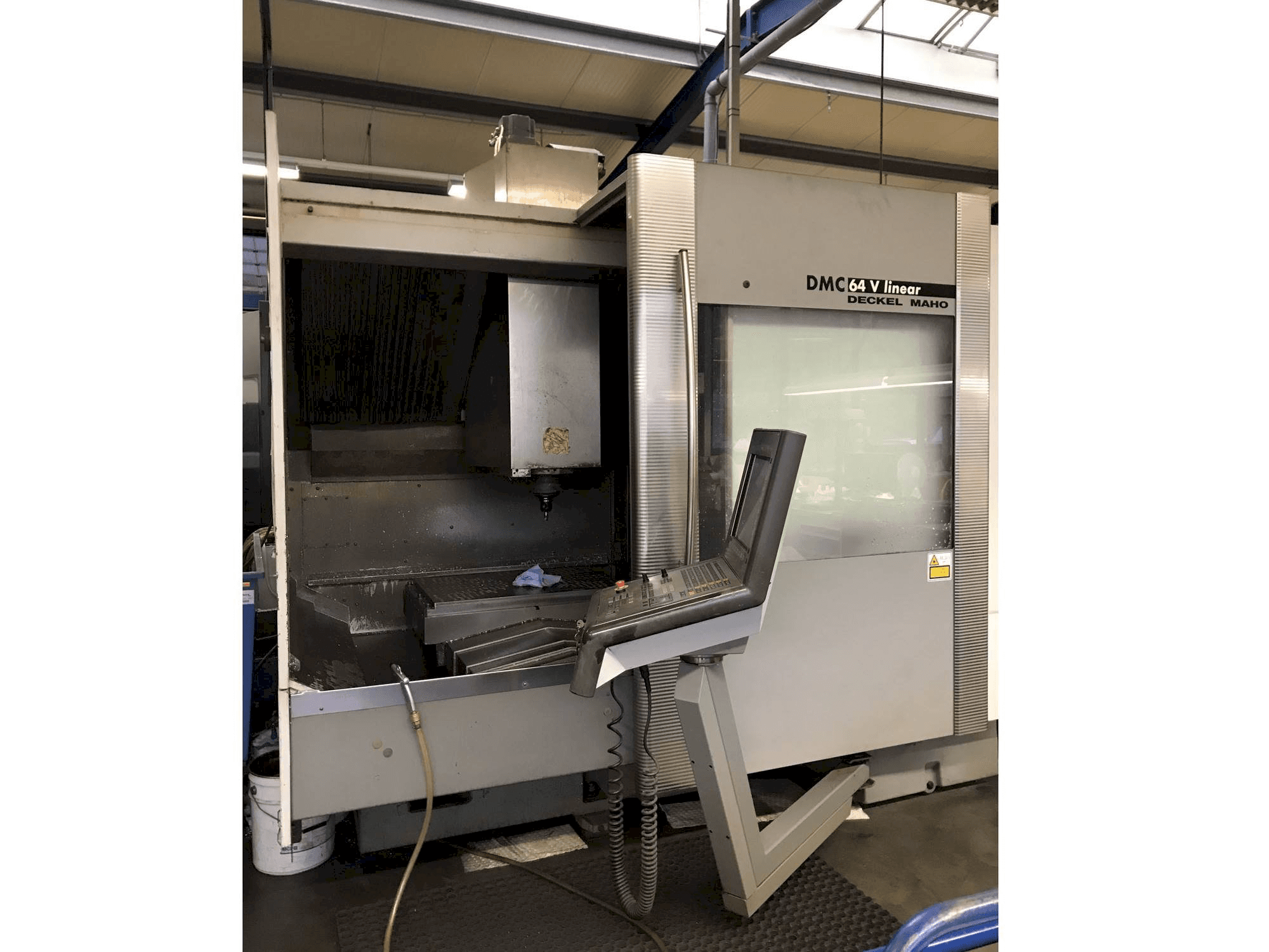 Masina DECKEL MAHO DMC 64V Linear vasaku külje vaade