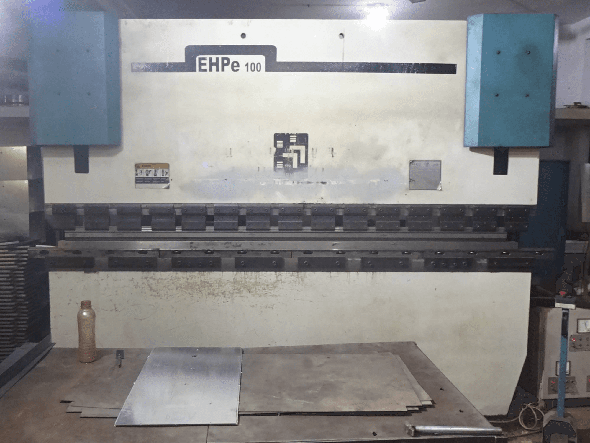 Masina Hindustan Hydraulics EHP E 100 eestvaade