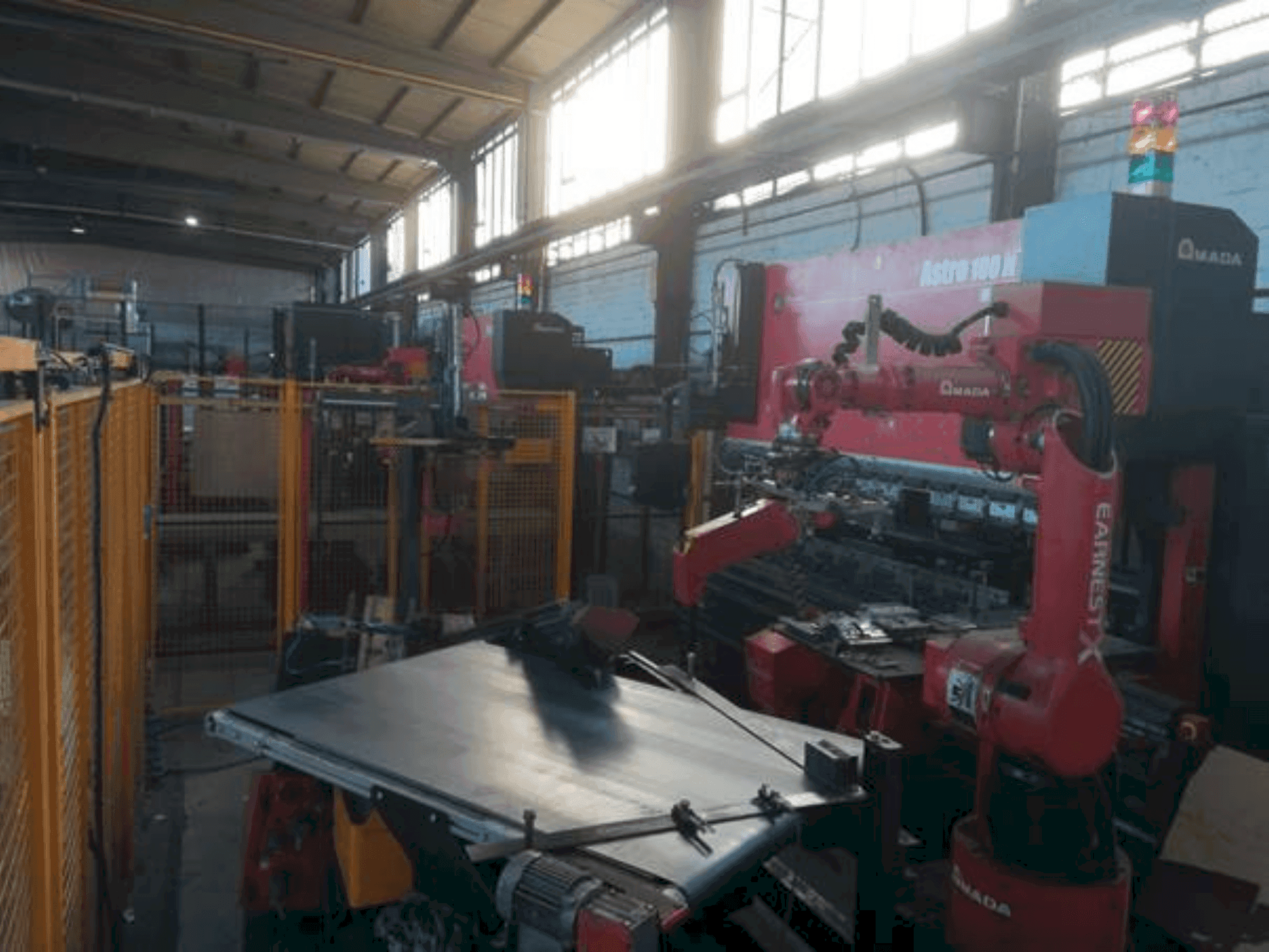 Masina AMADA Astro 100 NT eestvaade