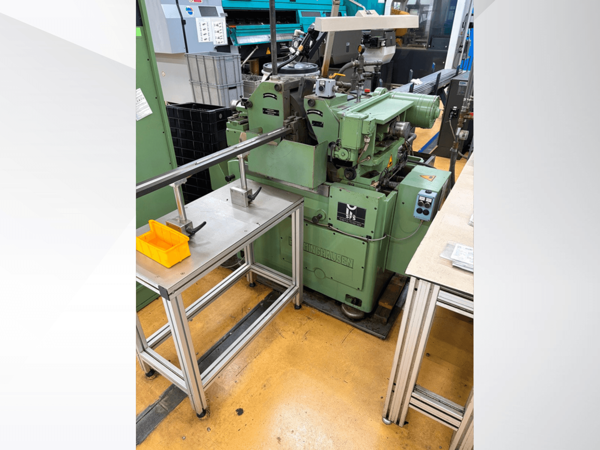 HERMINGHAUSEN SR 2 W keskvabaliikuv lihvimismasin rohelises värvitoonis, vaade eest, paigutatud tööriistadega metalltöölaua kõrvale.