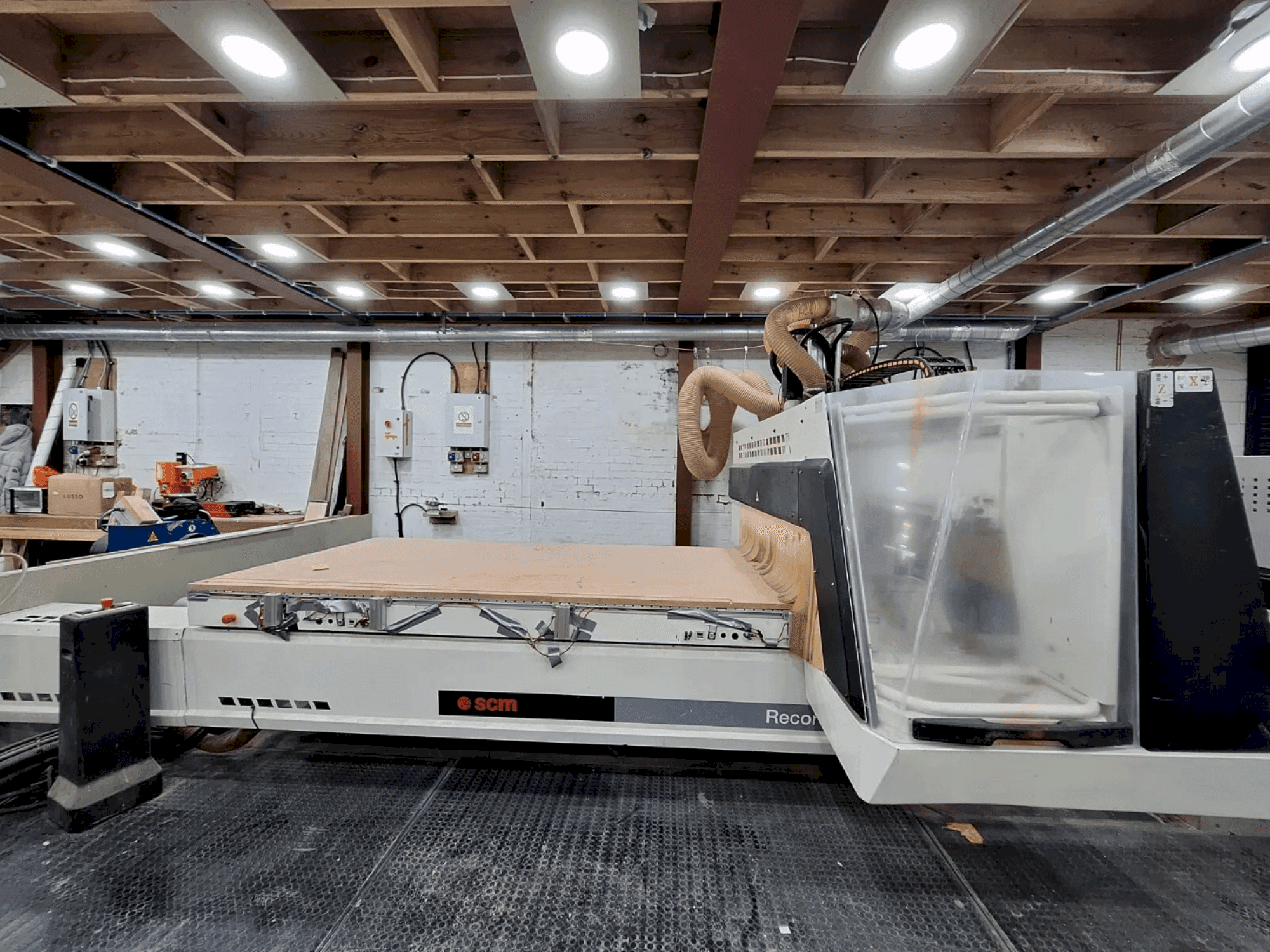 Masina SCM Record 125 N eestvaade