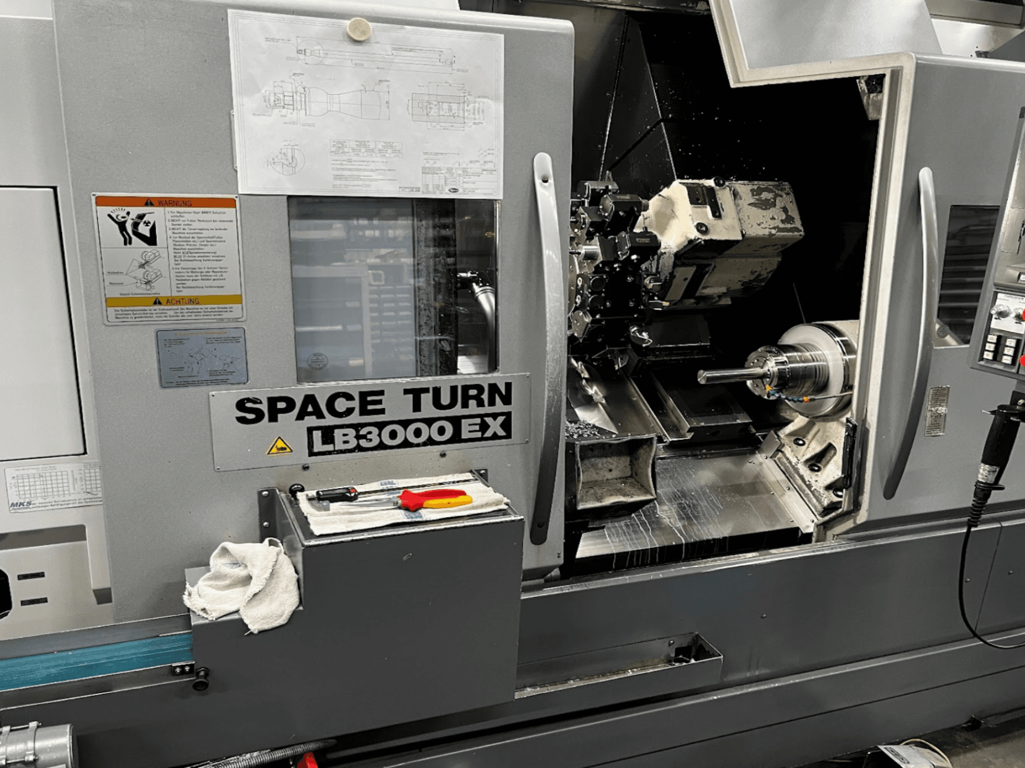 Okuma LB3000EX MYW horisontaalne treipink, esikülg, kus on näha juhtpaneel, tööriistad ja tööruumi detailid.