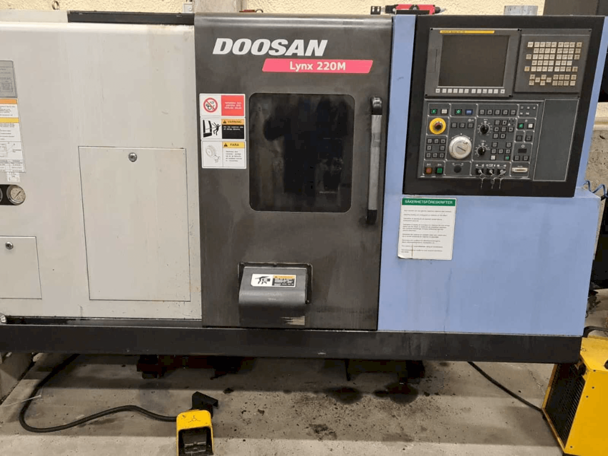 Masina Doosan Lynx 220MA + bar feeder LNS Express eestvaade