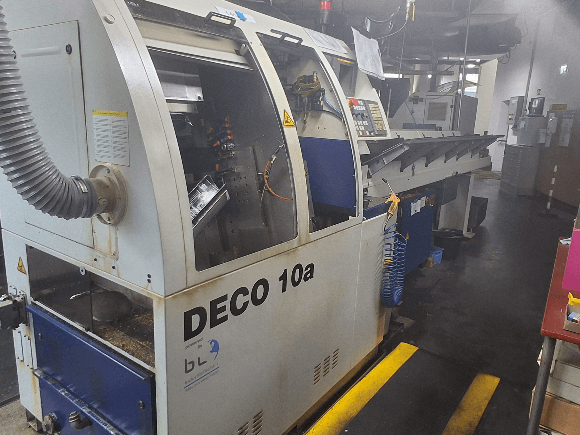 Šveitsi tüüpi treipingi TORNOS DECO 10a, esivaade; juhtpaneel, nähtavad mehhanismid ja tolmueemaldustoru.