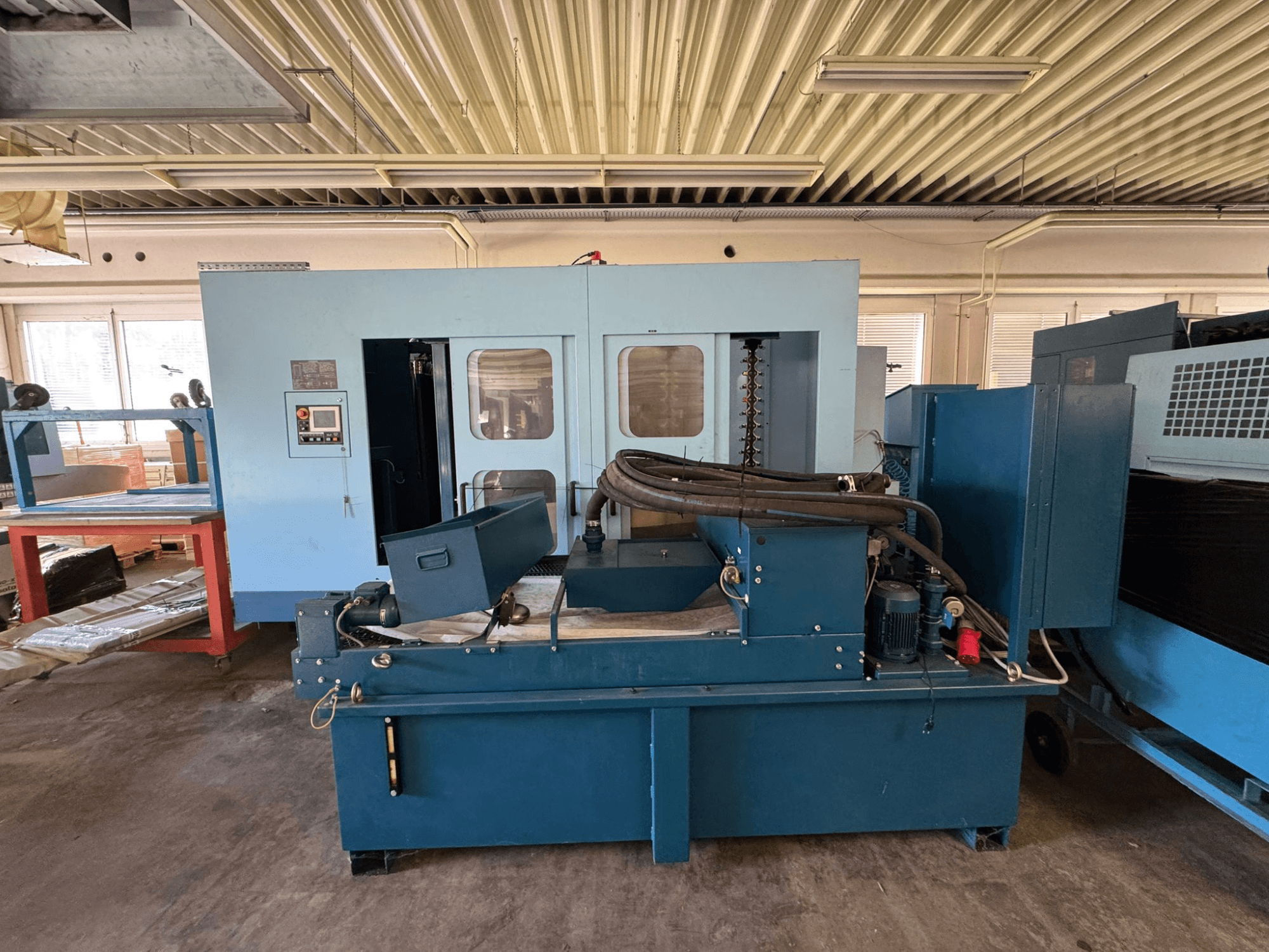 Matsuura H. Plus 405 horisontaalne töötlemiskeskus sinises värvitoonis, vaade eest, millel on näha juhtpaneel ja masina osad.