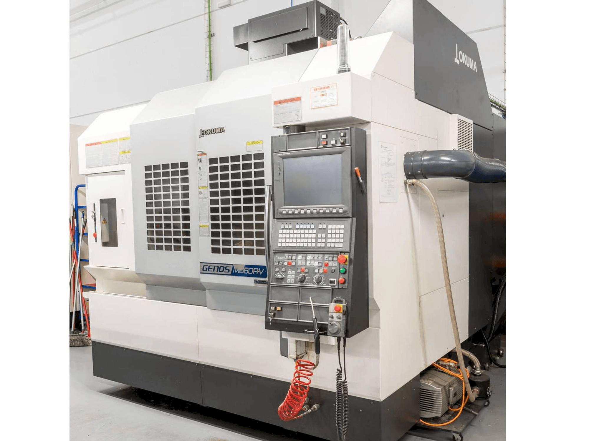 Masina Okuma Genos M560R-V eestvaade