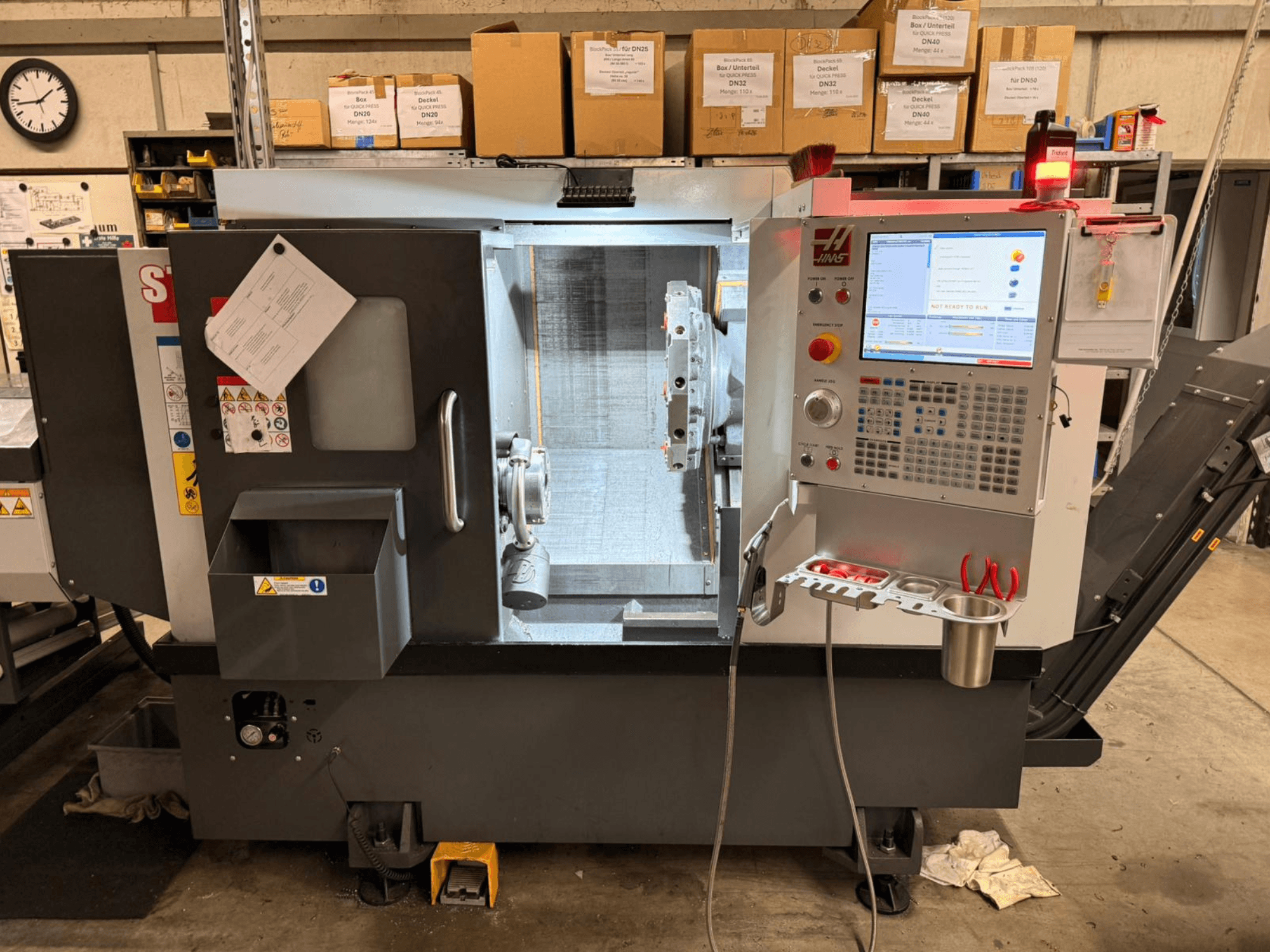 HAAS ST-15 horisontaalne treipingi külgvaates, millel on digitaalne juhtpaneel ja töökomponendid.