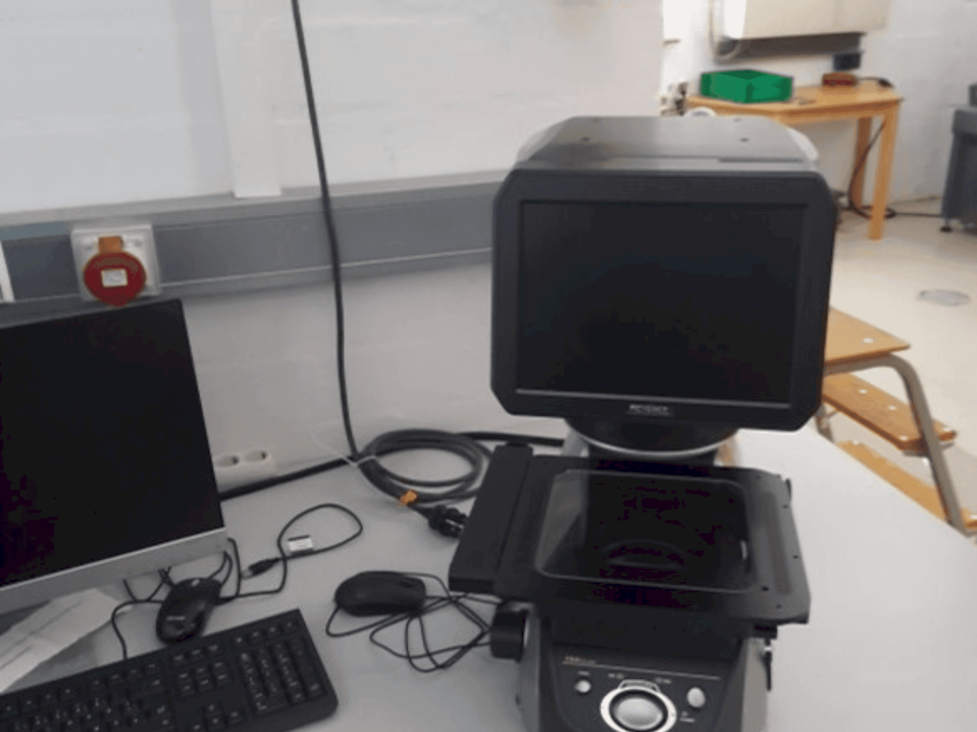 Masina KEYENCE IM-7020 eestvaade