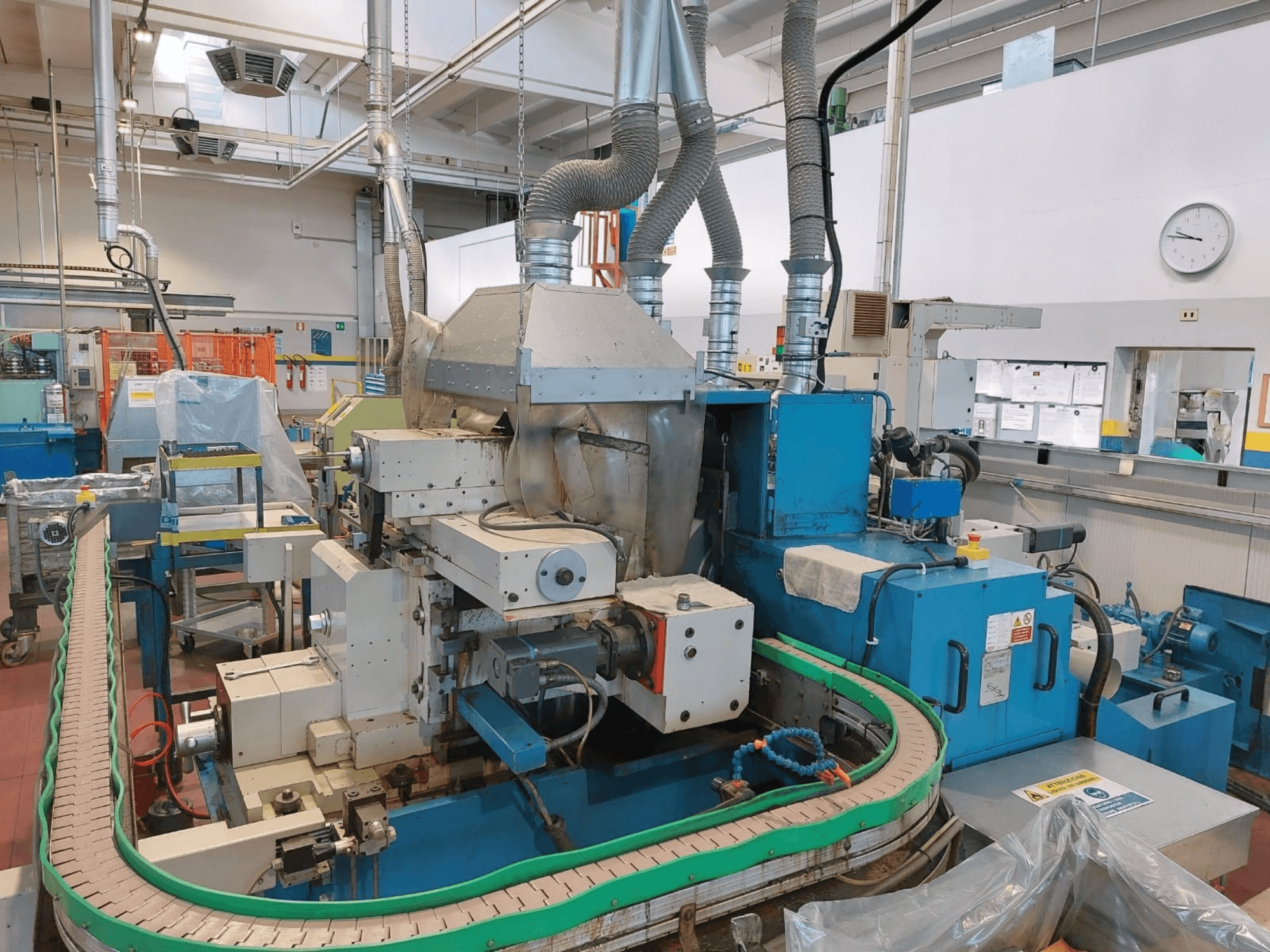 GHIRINGHELLI M300SP610 CNC3A tsentrilise lihvimise masin, esivaade, kus on näha keerulised masinate ja konveieri üksikasjad.