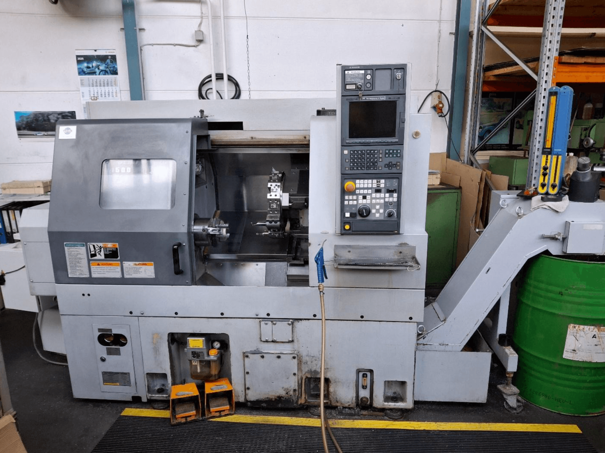 MORI SEIKI CL 1500 T horisontaalne treipingi, esiplaan, juhtpaneel, nähtavad tööriistad ja töökorras näidik.
