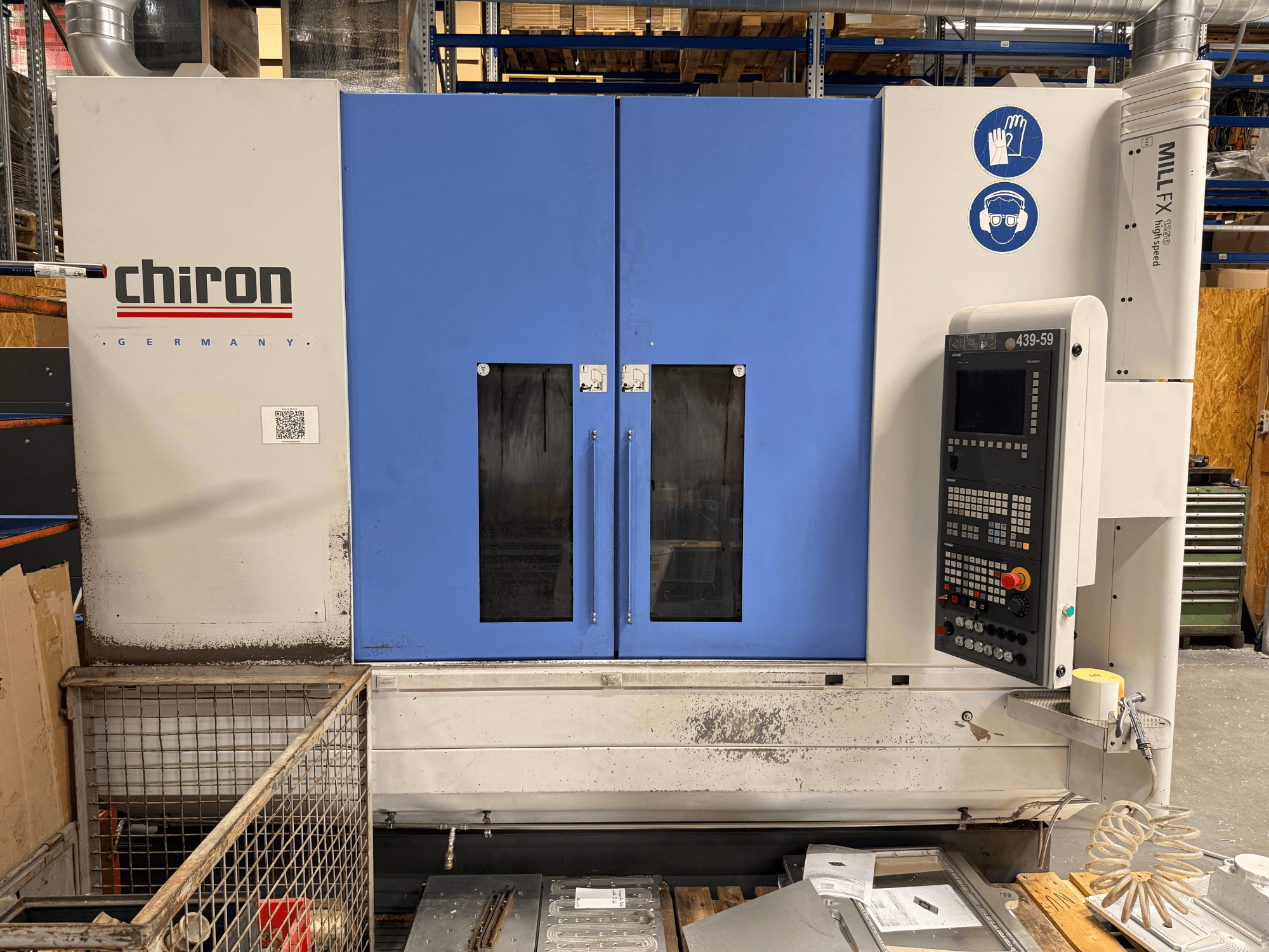 CHIRON MILL FX 1250 vertikaalne töötlemiskeskus, vaade eest, millel on juhtpaneel ja ohutussümbolid, valmis täppistöödeks.