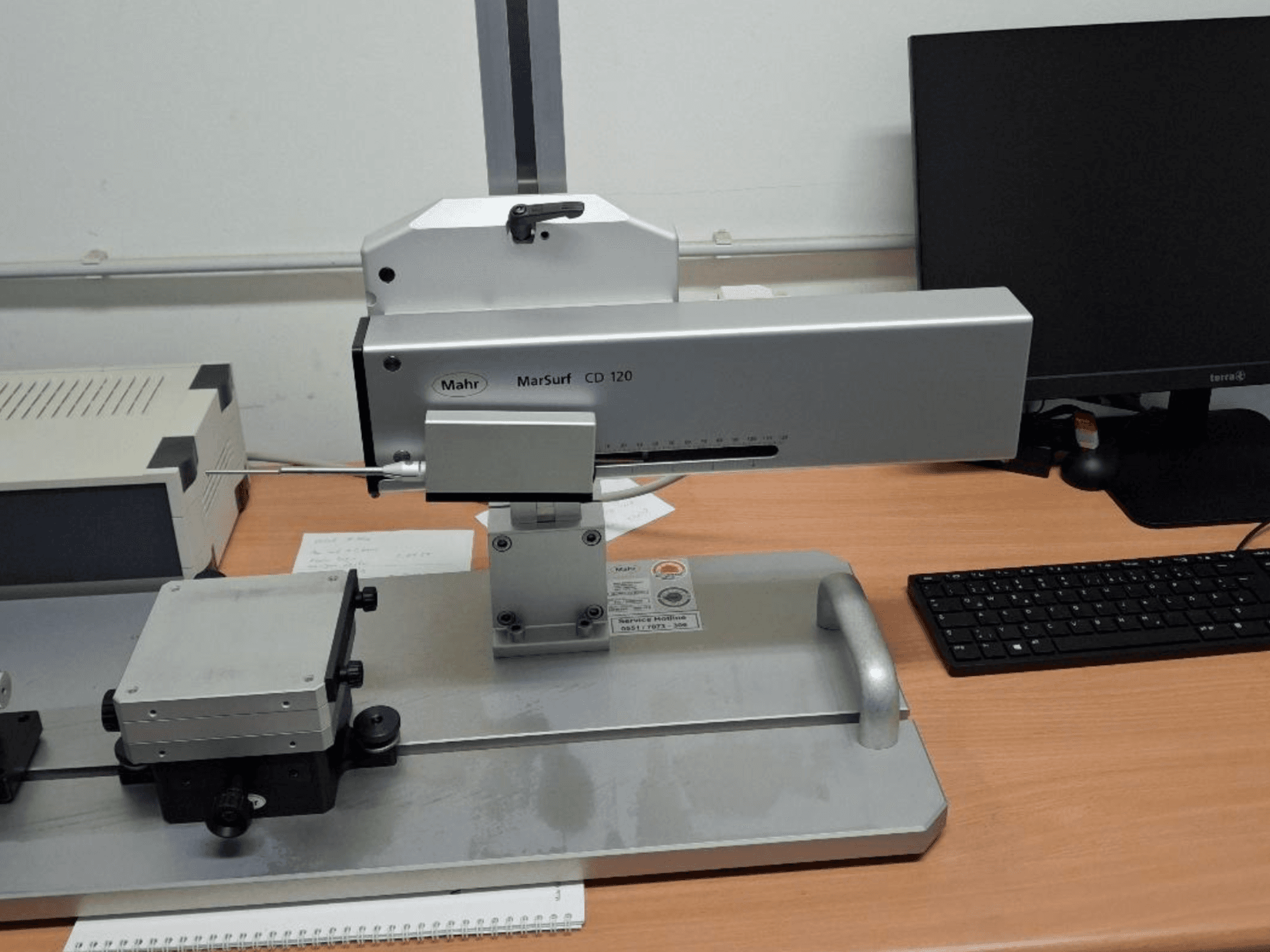 Mahr MARSURF CD 120 CMM esiplaanilt, kus on näha mõõtepea, juhtpaneel ja paigaldatud mõõtmislaud.