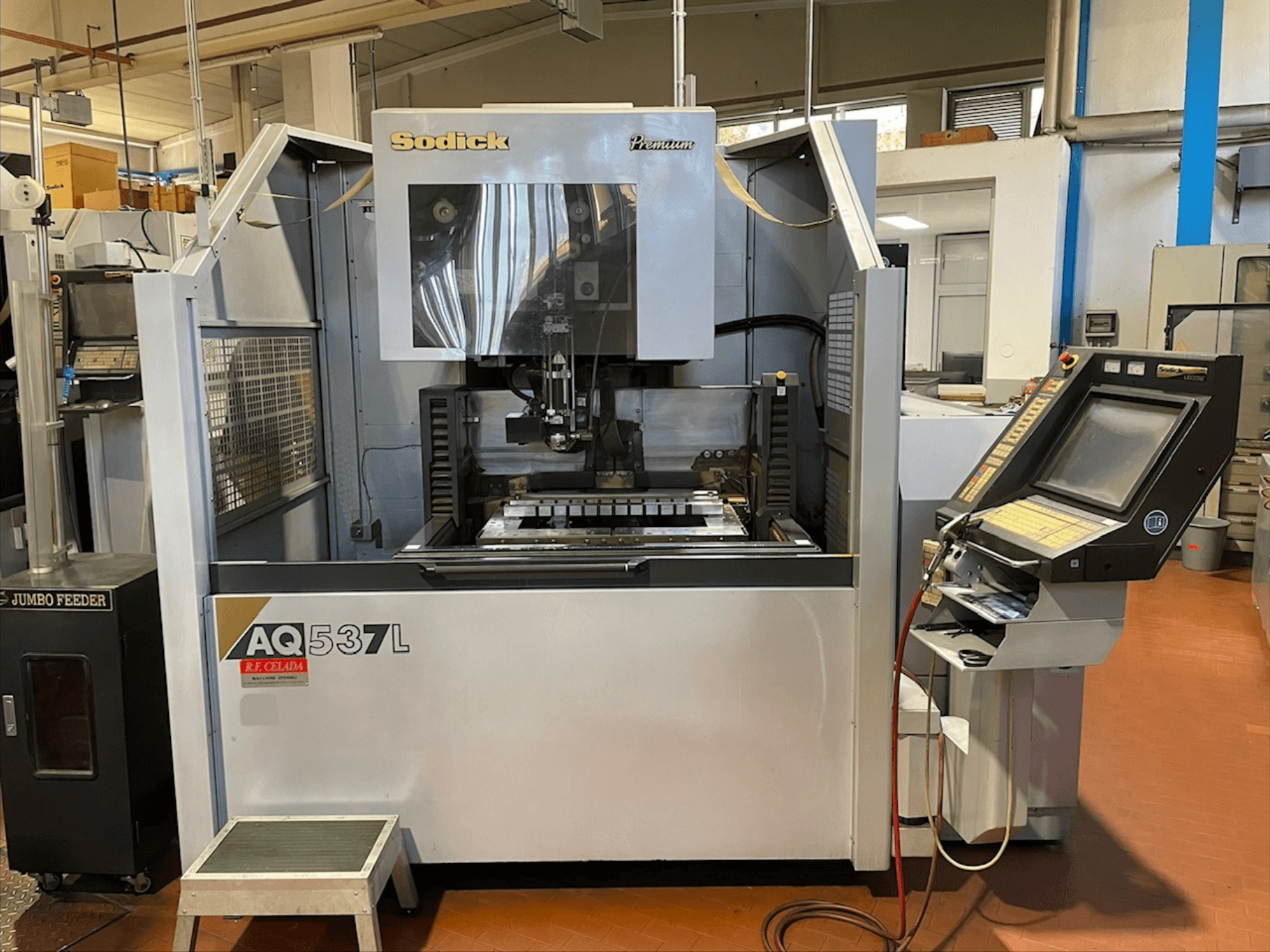 Sodick AQ537L traadikeeramismasin esiplaanil, kus on näha juhtpaneel ja töötlemisala koos nähtavate komponentidega.