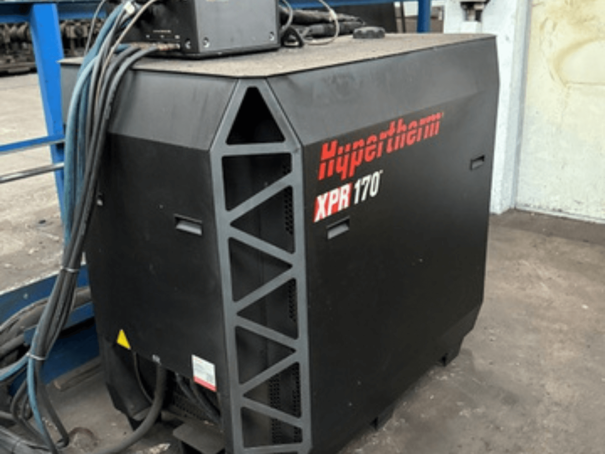 Hypertherm XPR170 plasmalõikur küljelt vaadatuna, millel on jahutusavad ja mitu kaablit tööks.