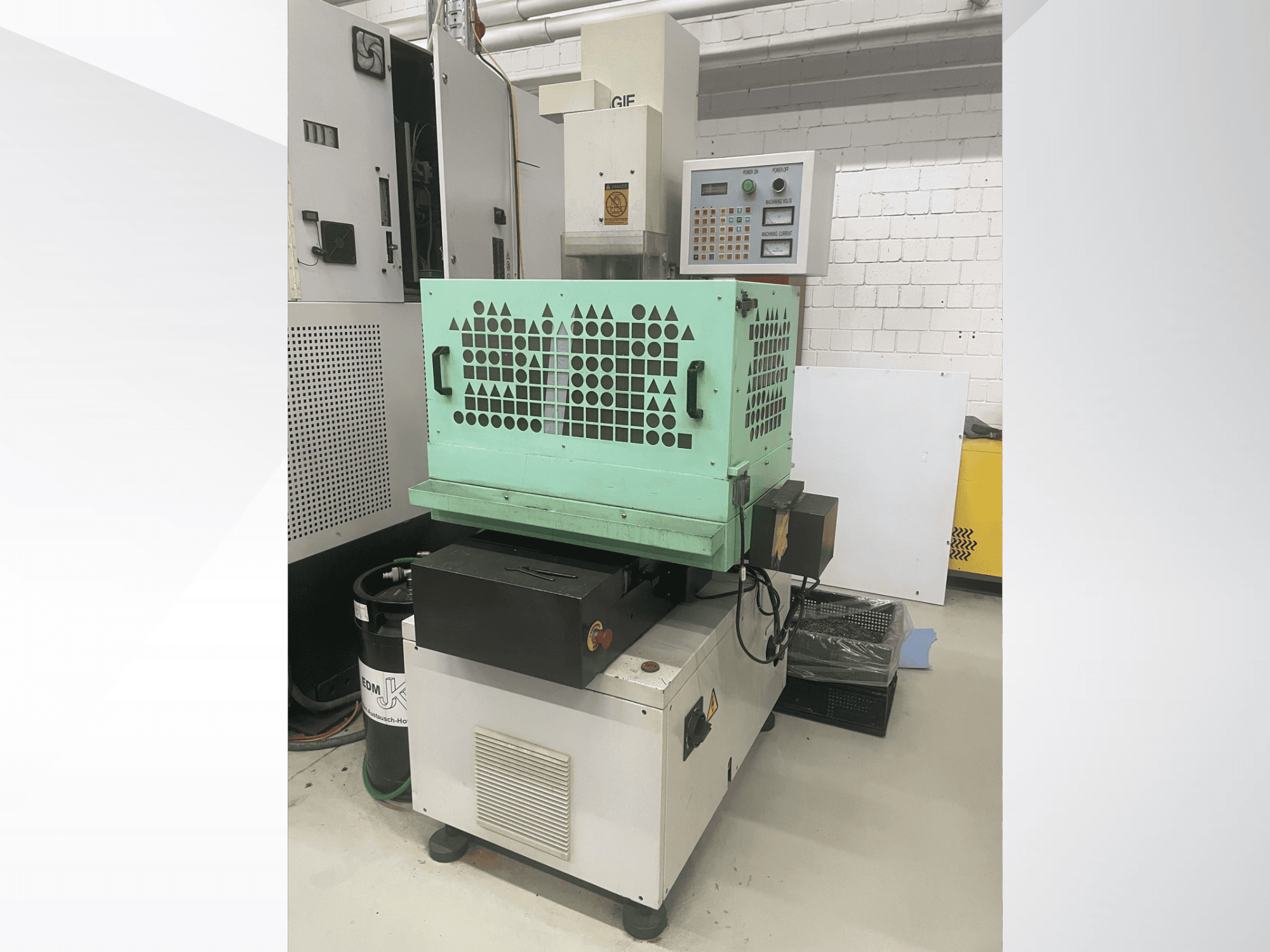 AGIE Drill, metallist puurmasin, esiplaanil on näidatud juhtimisseadmed, roheline korpus ja kompaktne konstruktsioon. Ideaalne täpsustöödeks.