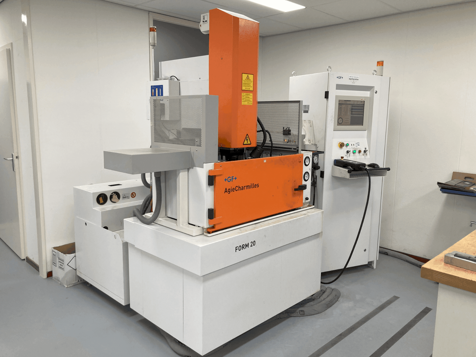 Masina AgieCharmilles CABINET FORM20 eestvaade