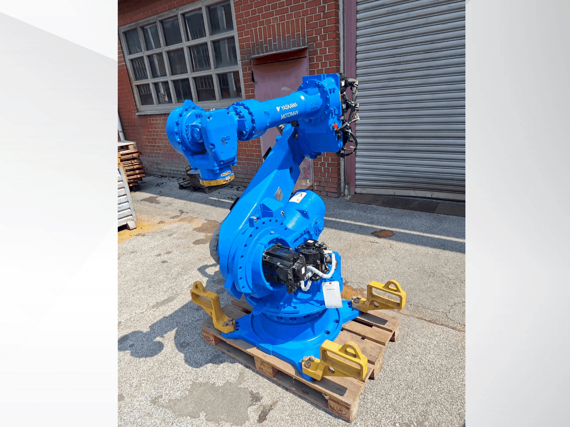Masina Yaskawa Motoman ES165D eestvaade