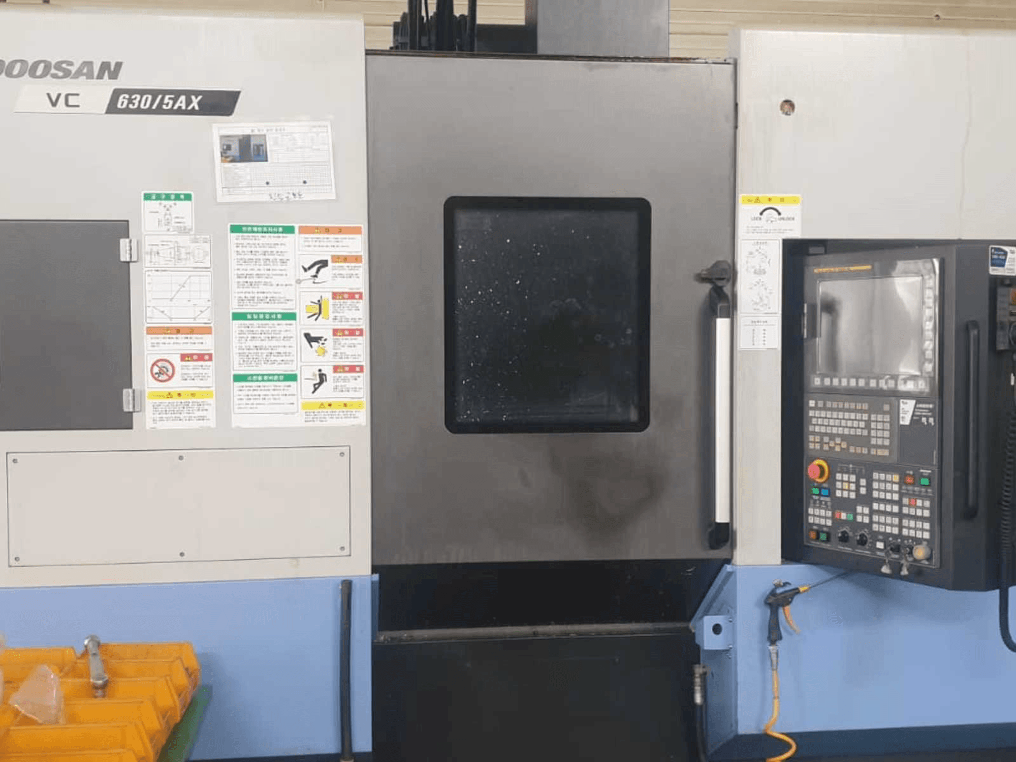 Masina Doosan VC 630/5AX eestvaade