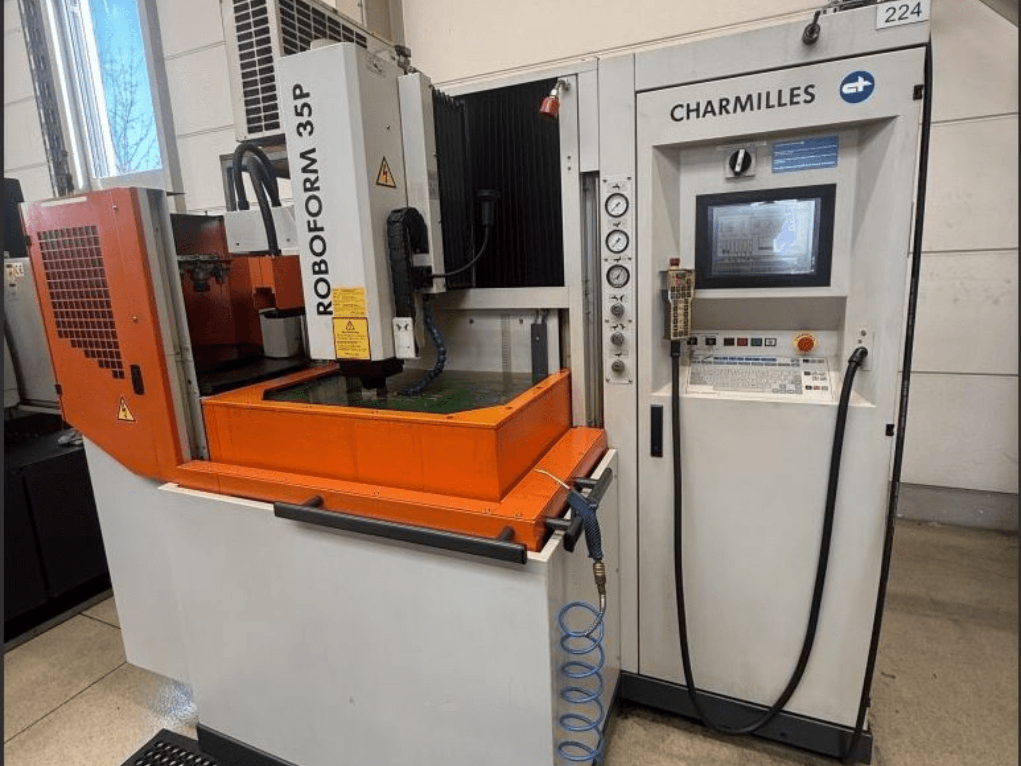 Charmilles ROBOFORM 35P stantsimis- ja sundsinkimismasin, esiplaanil, juhtpaneel, portaal ja vedeliku paak töös.