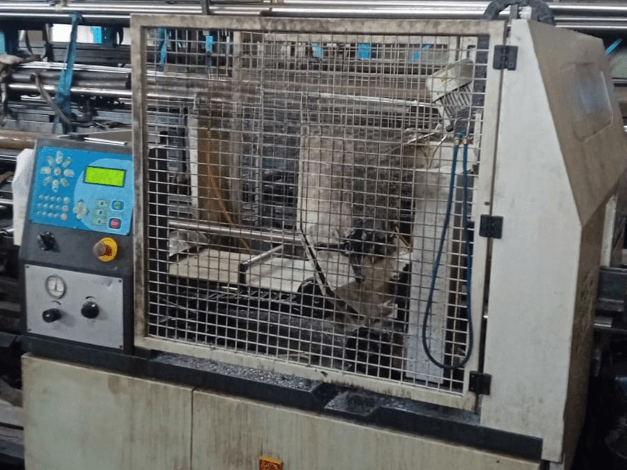 Metallivöösaag Macc 381 AV, esivaade, millel on näidatud juhtpaneel, turvakast ja metallitööde jäägid alusplaadil.