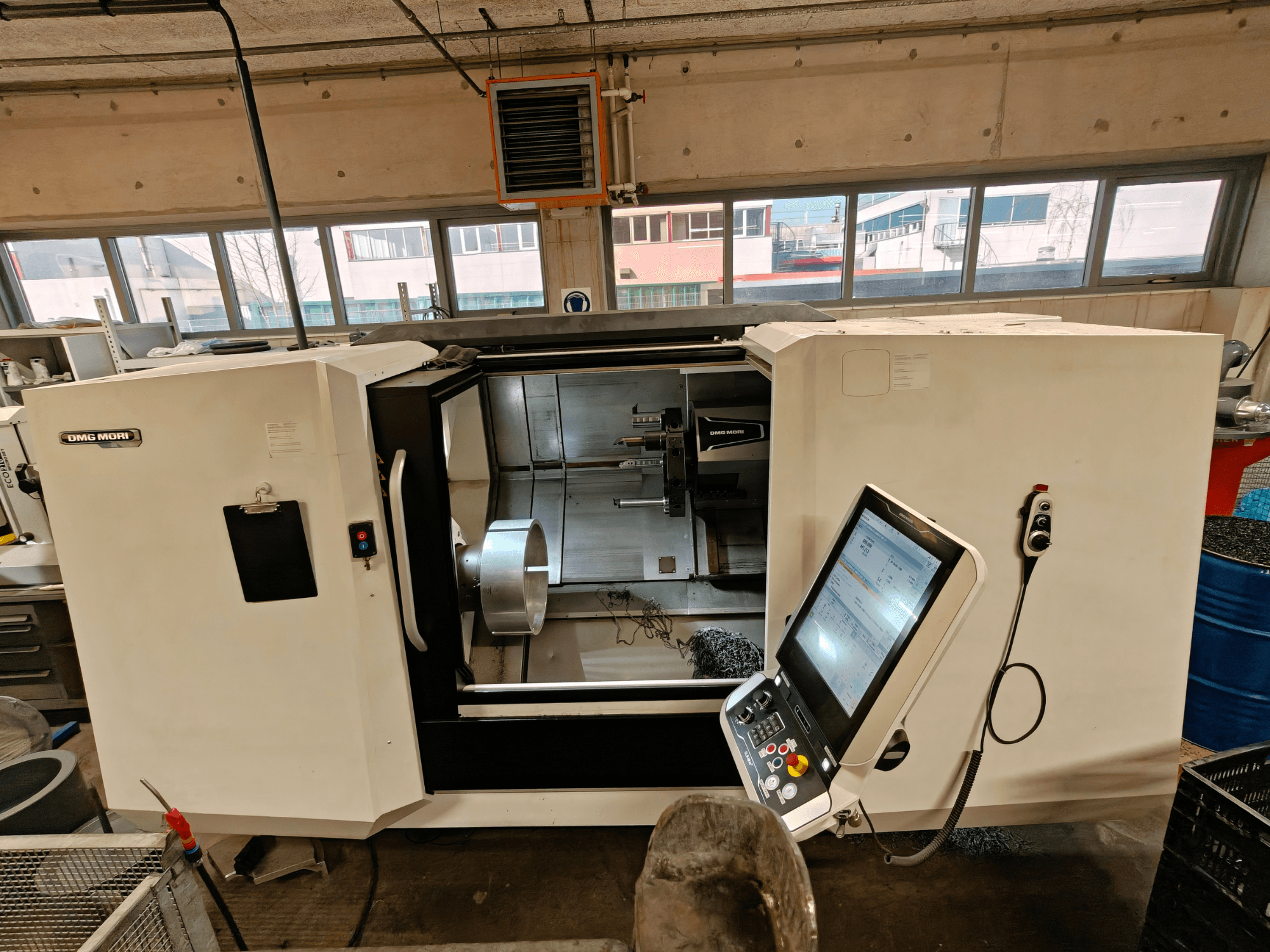 DMG MORI CLX 550 horisontaalse treipingi esivaade, kus on näha juhtpaneel ja avatud tööala.
