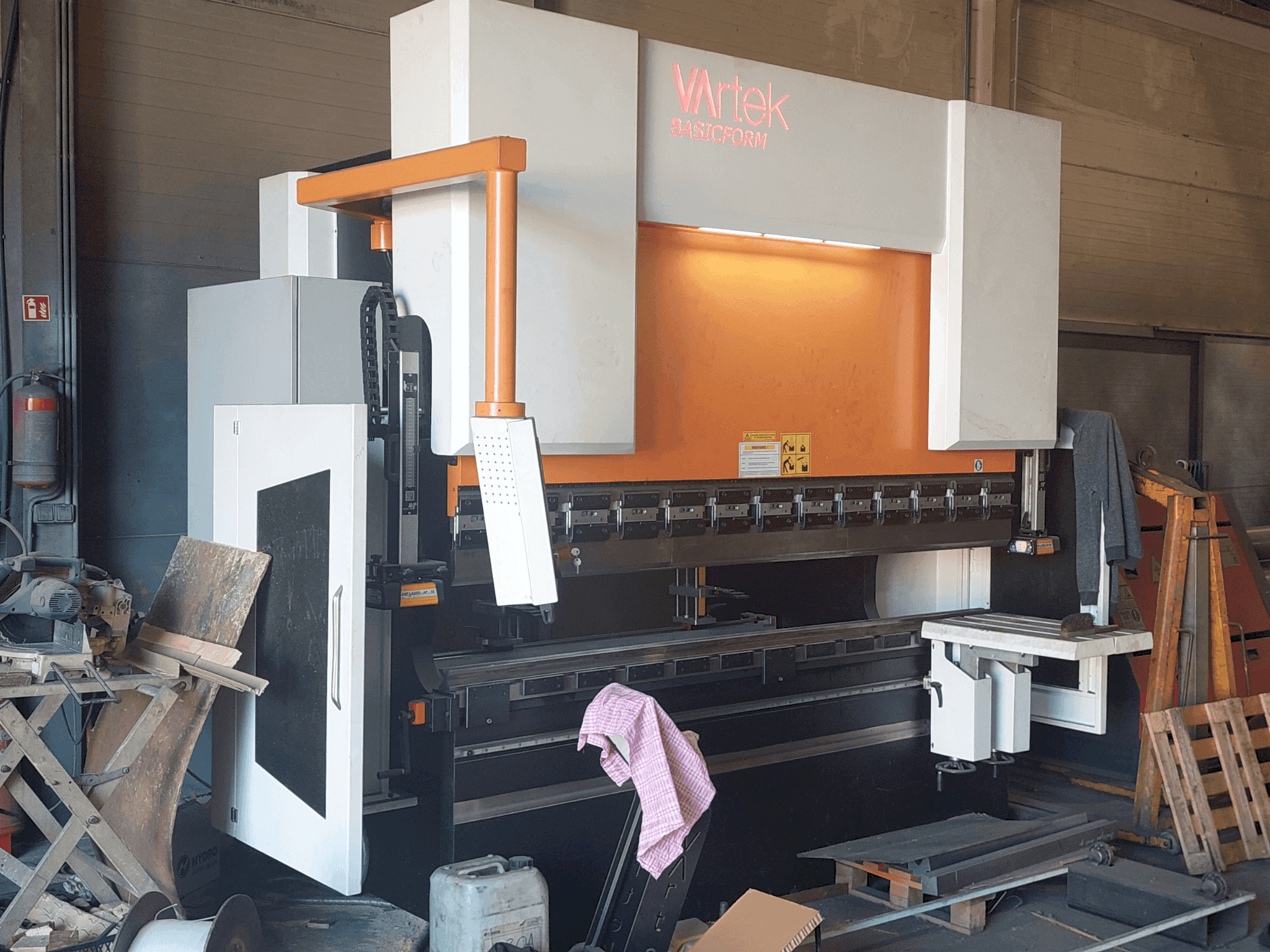 Masina VARTEK BasicForm 2600 / 135 CNC eestvaade