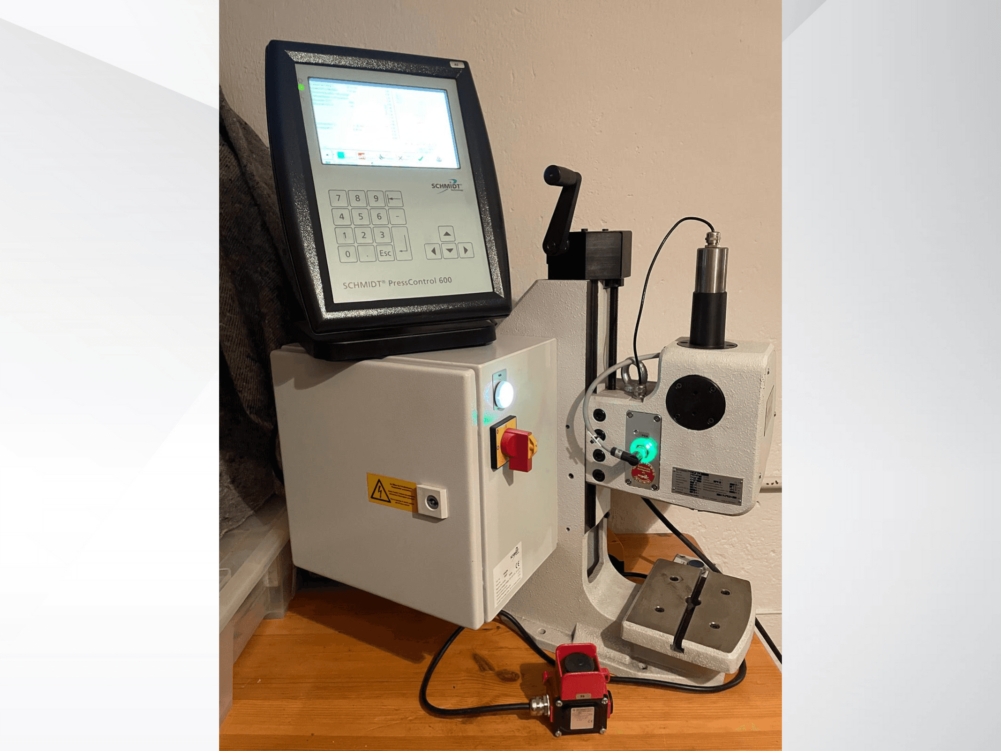 SCHMIDT® PressControl 600, esiplaan, kus on näidatud juhtpaneel, toitenupp ja hüdrauliline press koos turvaelementidega.