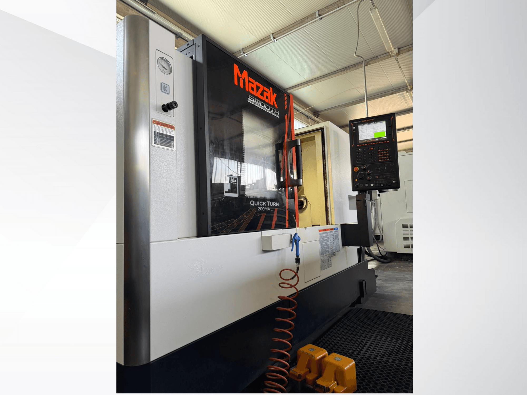 Mazak Quick Turn CNC-tööpinklaas halli ja musta värvi, külgvaates on näha juhtpaneel ja rõhumõõtur. Ideaalne täppistöötluseks.