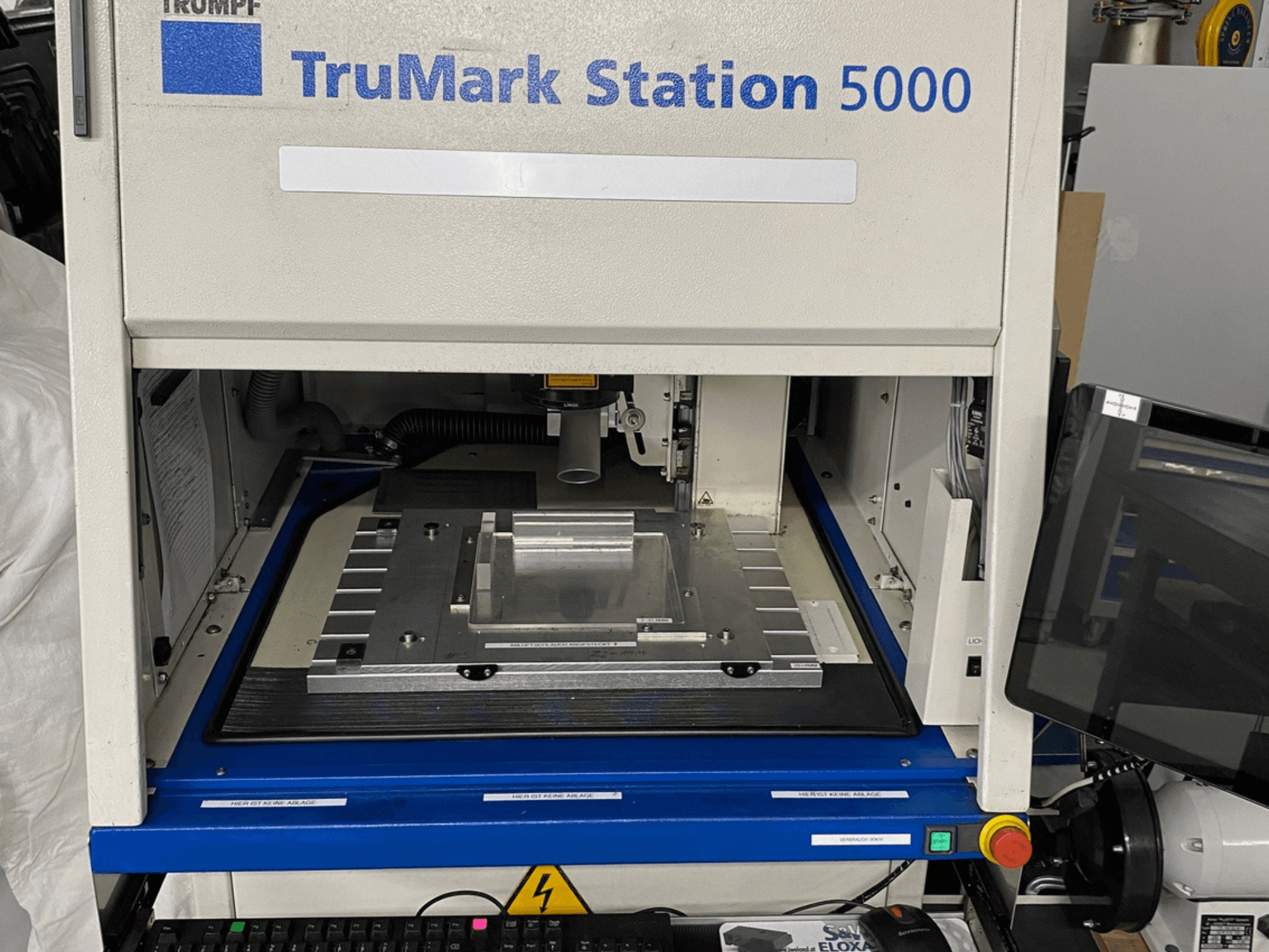 TruMark Station 5000 lasermärgistusmasina esivaade, kus on näha töölaud, juhtimisseadmed ja jälgimisekraan.